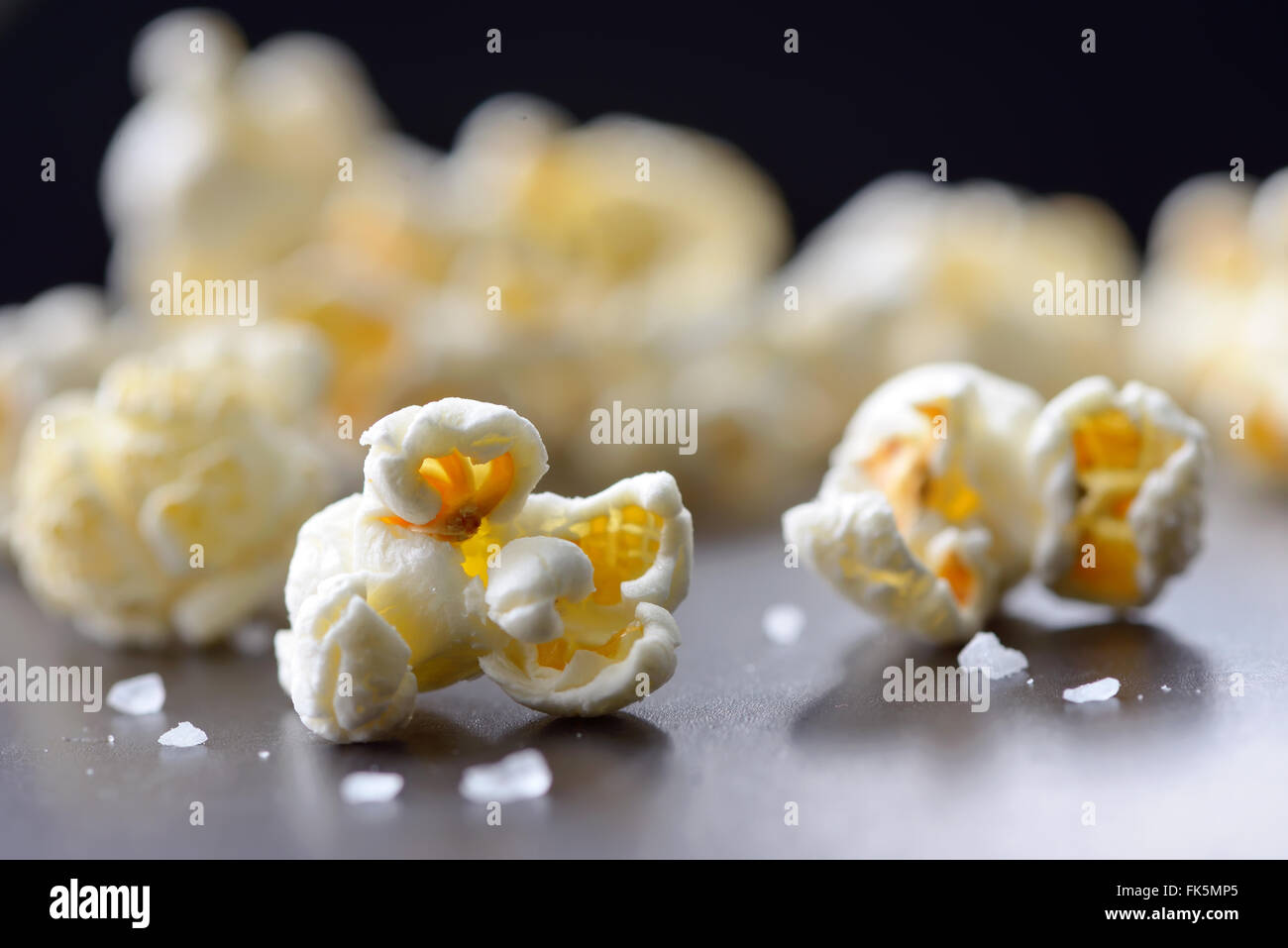 Popcorn und Salz auf schwarzem Hintergrund isoliert Stockfoto