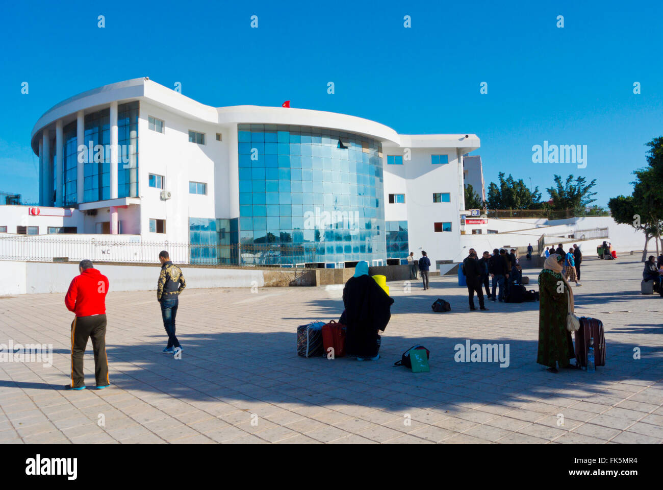 Menschen warten auf Busse, Gare Routiere, bus Station, Agadir, Souss, Marokko, Nordafrika Stockfoto