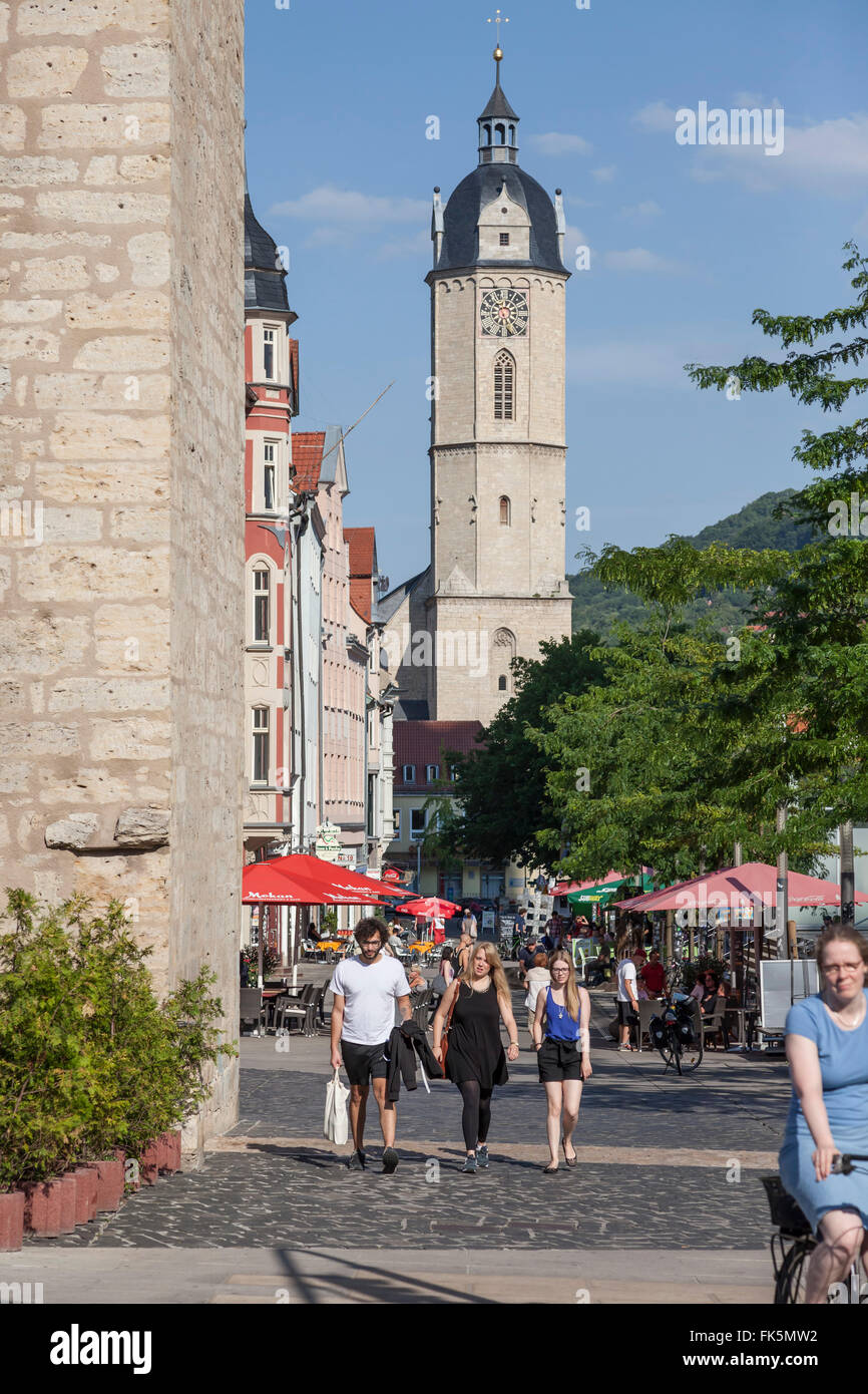 Blick vom Johannisstreet auf die Hauptkirche St. Michael in Jena, Deutschland Stockfoto