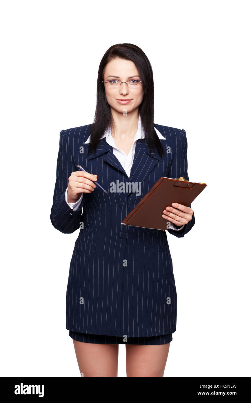 Brunette Geschäftsfrau mit Zwischenablage und Stift, isoliert auf weiss Stockfoto
