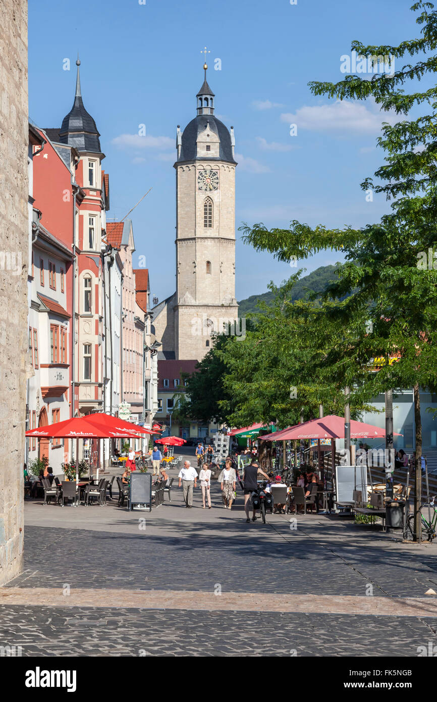 Blick von der Johannisstreet auf die Hauptkirche St. Michael in Jena, Deutschland Stockfoto