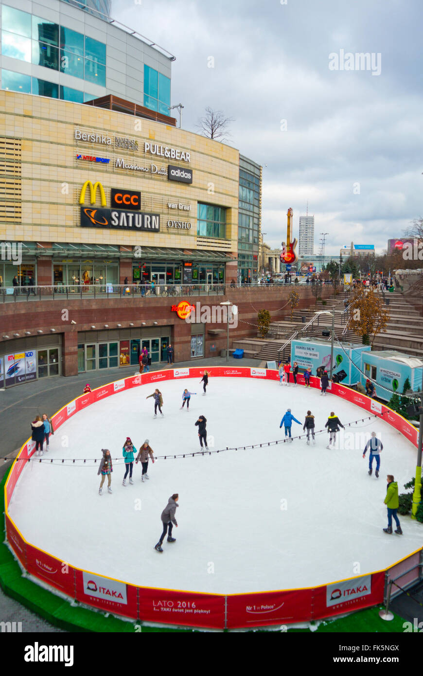 Eisbahn, zwischen Hauptbahnhof und Zlote Tarasy Einkaufszentrum, Warschau, Polen Stockfoto