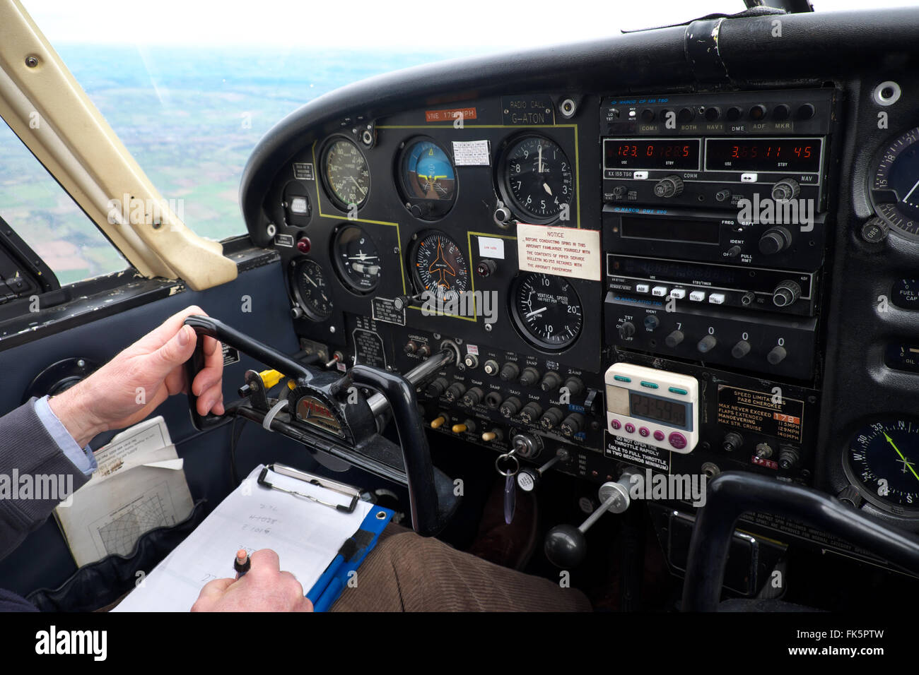Piloten fliegen eine Piper Pa-28-Cherokee in den 1960er Jahren Stockfoto