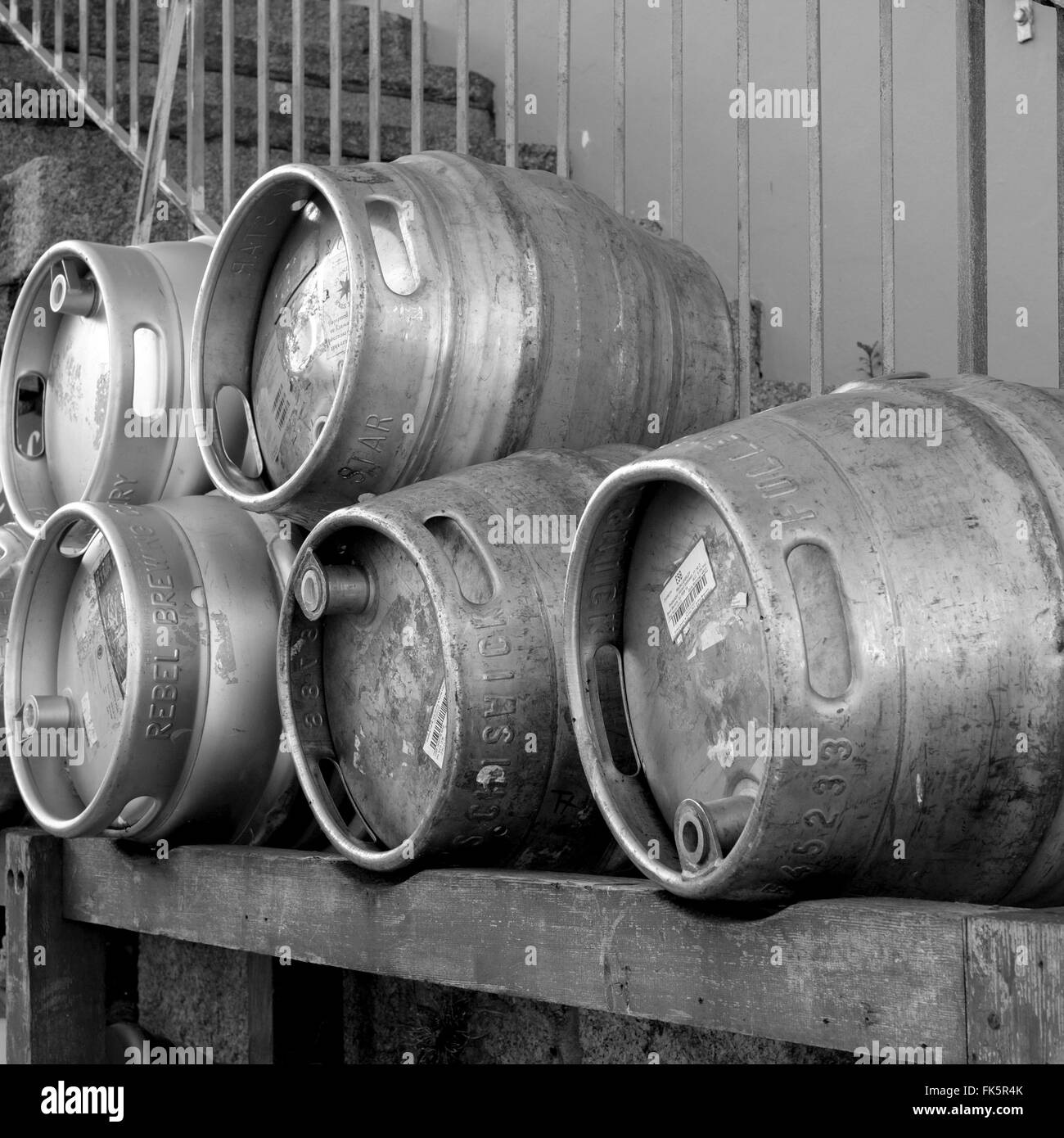Bierfässer aus Edelstahl Stockfoto