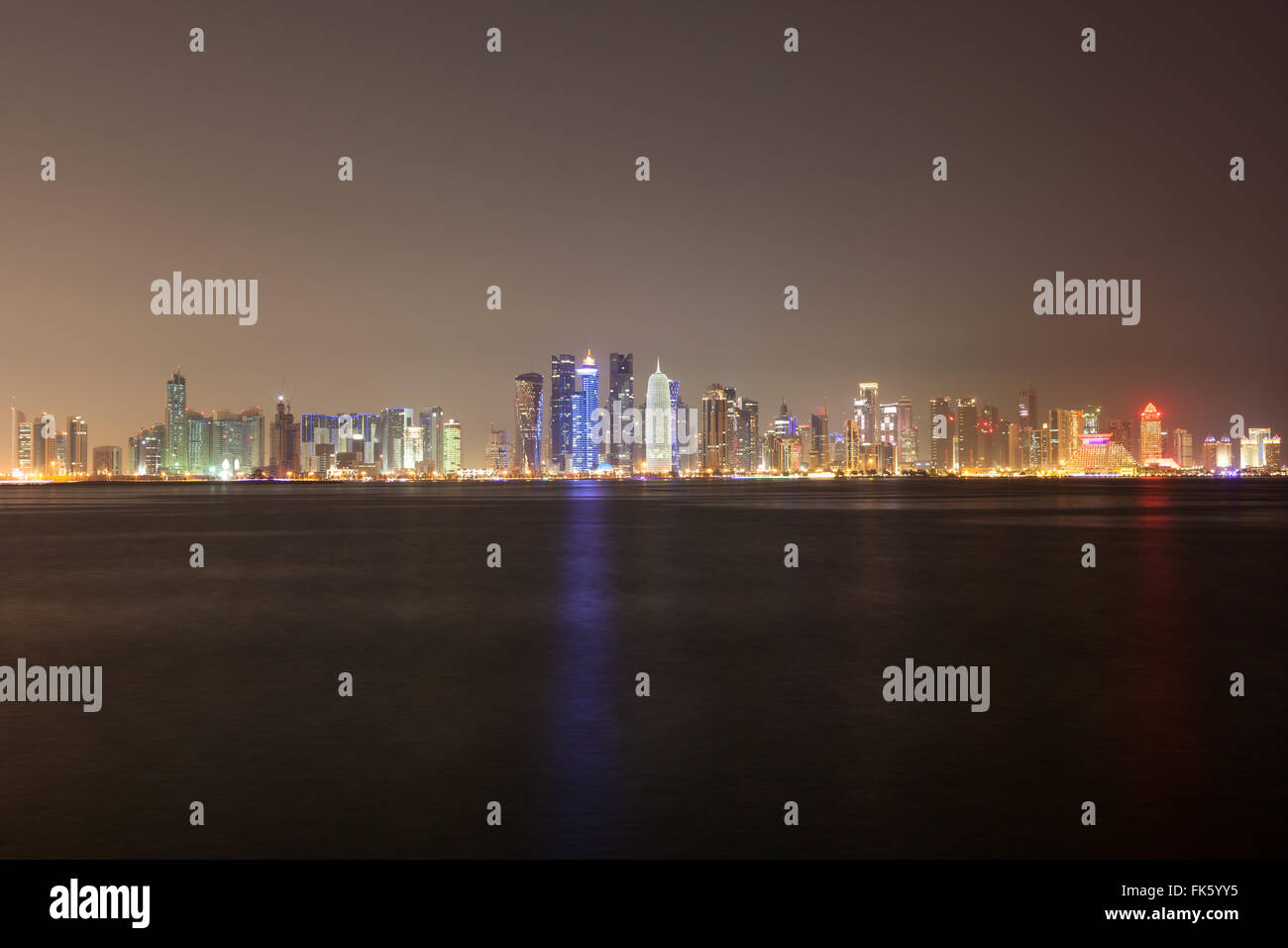 Doha City Skyline bei Nacht, Katar Stockfoto