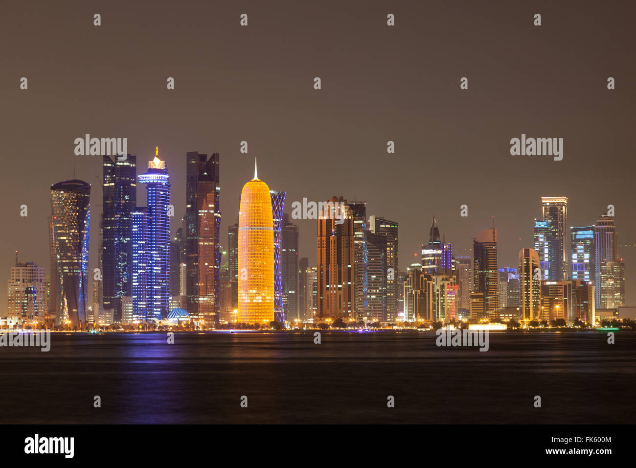 Doha City Skyline bei Nacht, Katar Stockfoto