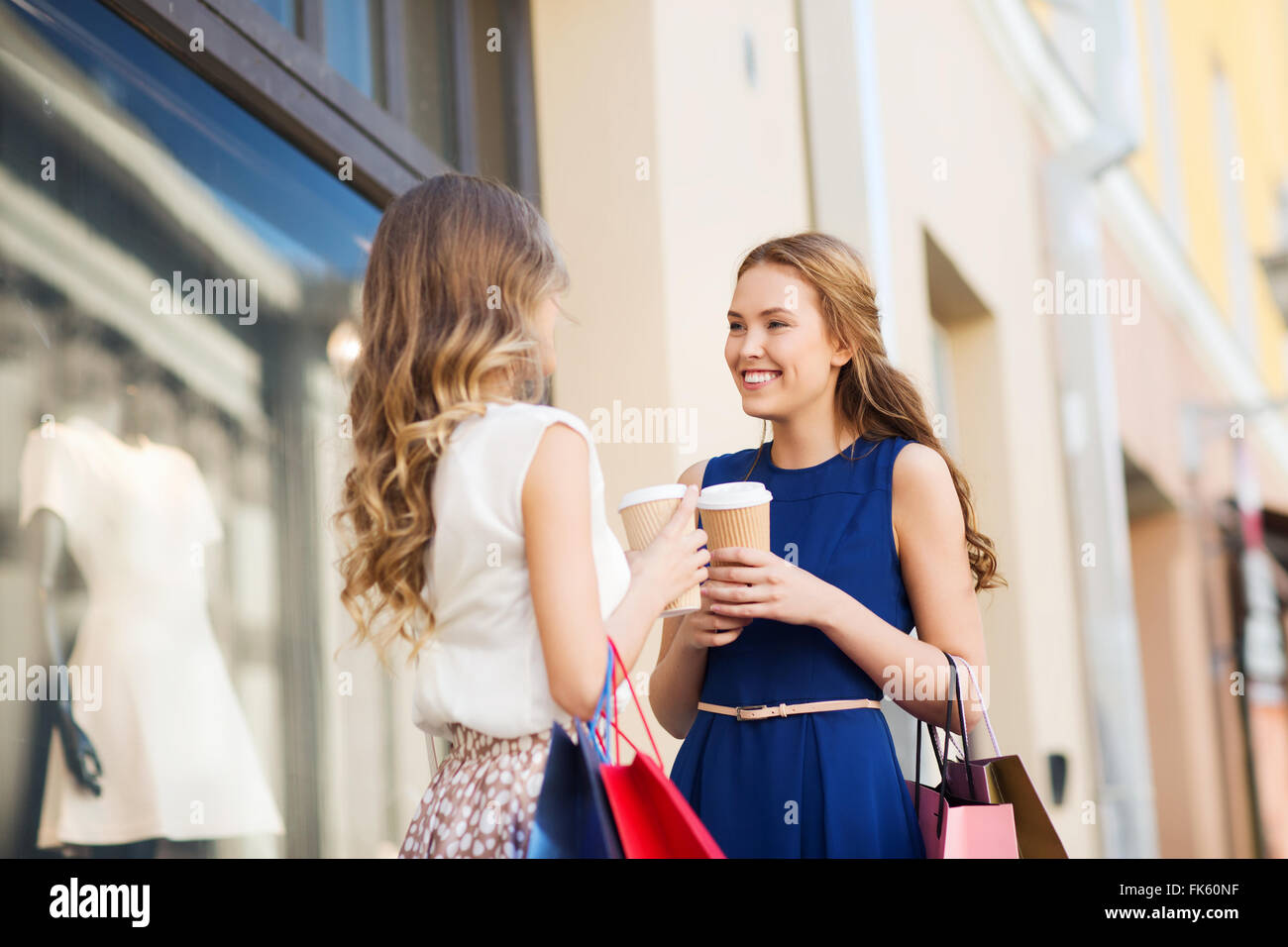 junge Frauen mit Einkaufstaschen und Kaffee Shop Stockfoto
