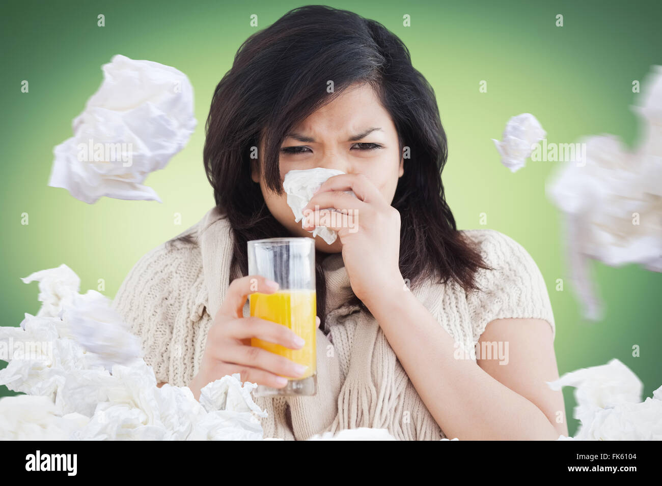 Zusammengesetztes Bild Frau mit einem Glas Orangensaft beim Niesen Stockfoto