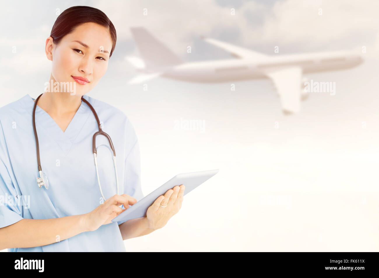 Zusammengesetztes Bild des Chirurgen mit digital-Tablette mit Gruppe Tisch im Krankenhaus Stockfoto