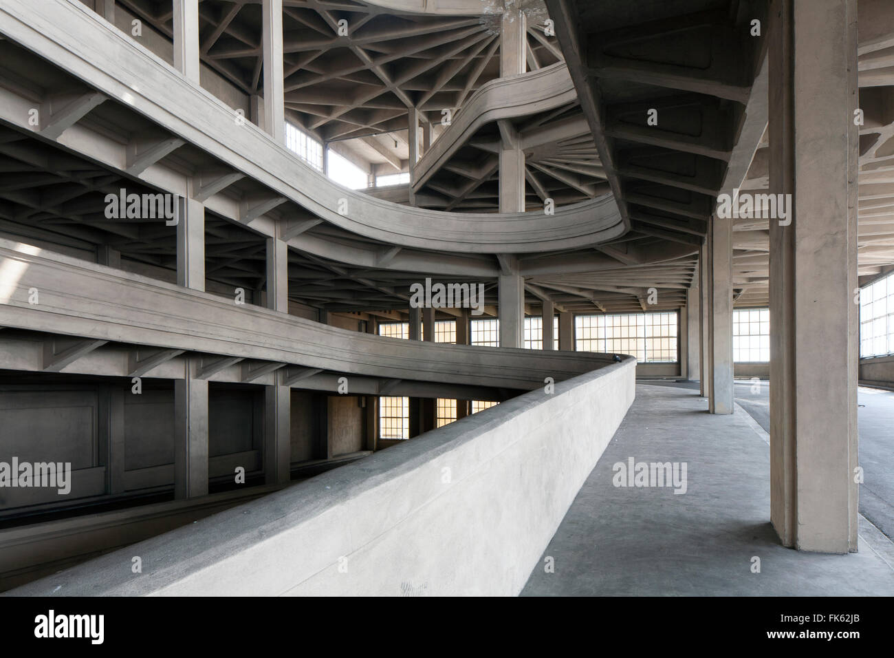 Lingotto-Gebäude Garage Rampe in Turin Italien, aus der 20er Jahre/30er-Jahren. Einzelheiten über die Spirale-Stil-Rampe, die zum Dach führt. Stockfoto