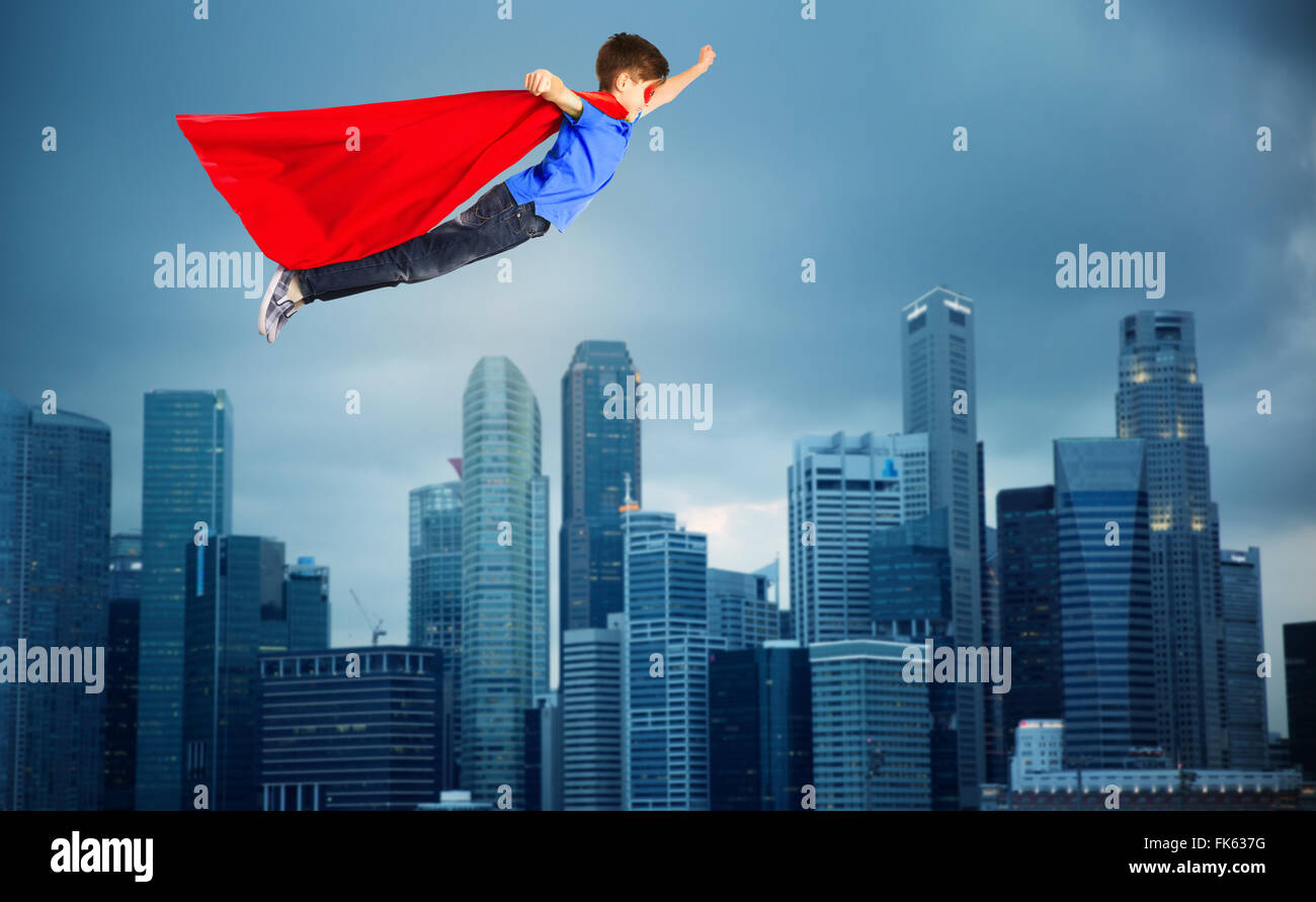 junge rote Superheld Kap Stadt überfliegen Stockfoto