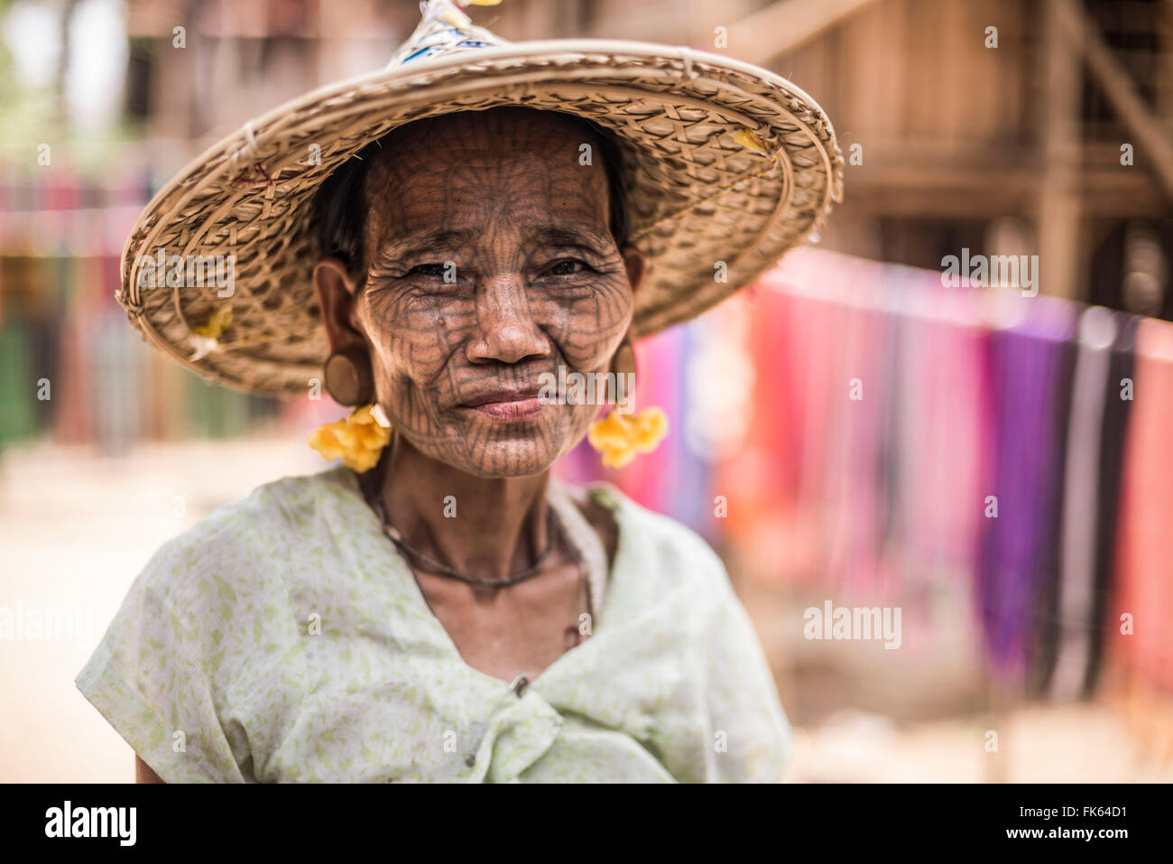 Tätowierte Frau Kinn Stamm Dorf, Chin-Staat, Myanmar (Burma), Asien Stockfoto