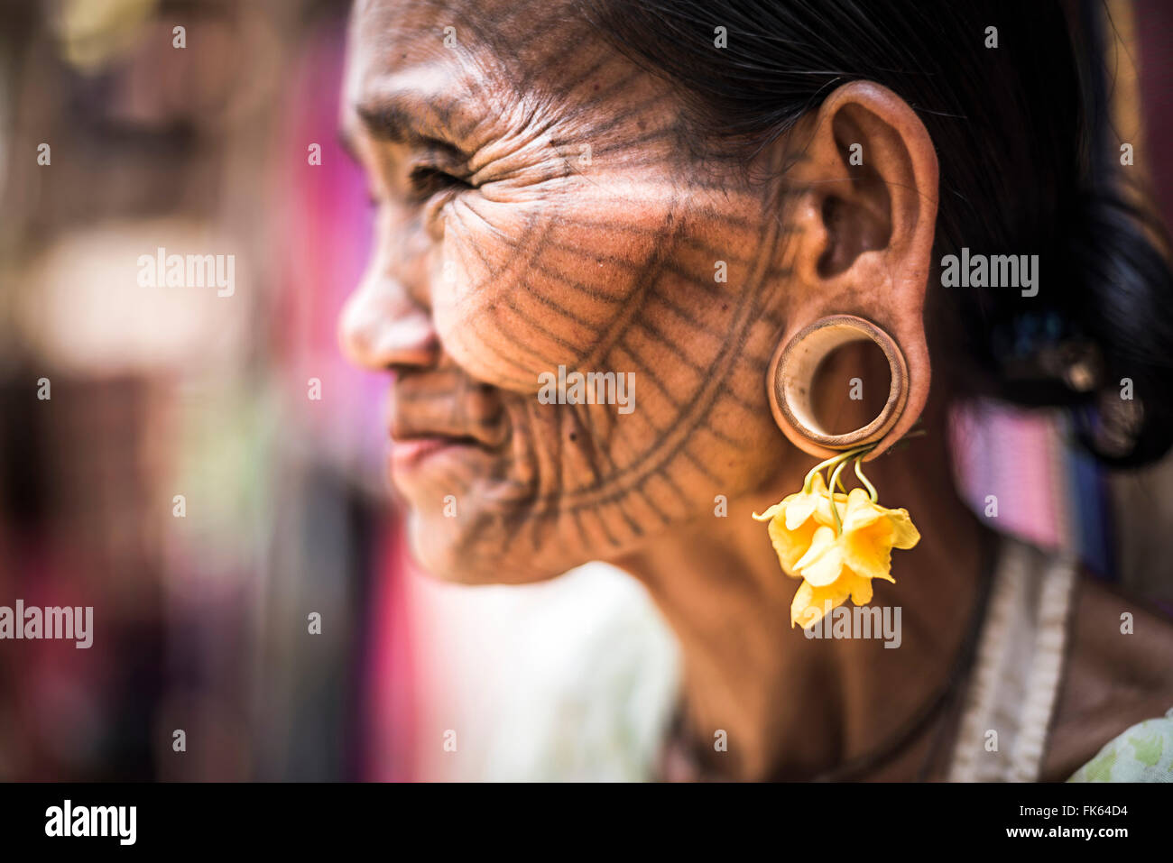 Tätowierte Frau Kinn Stamm Dorf, Chin-Staat, Myanmar (Burma), Asien Stockfoto