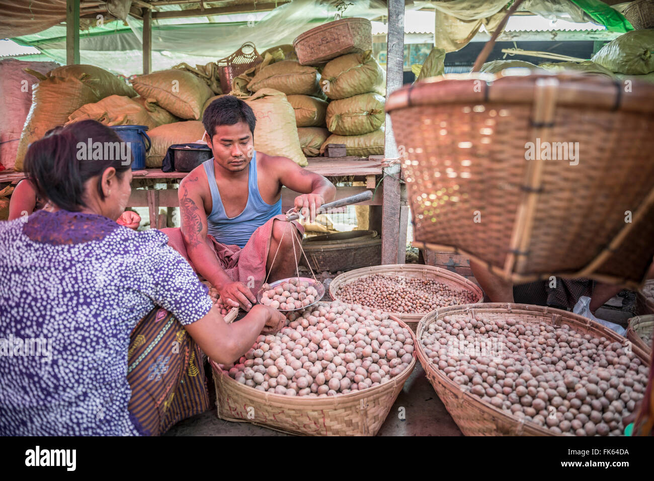 Mit einem Gewicht von Kartoffeln in Mrauk U Gemüsemarkt, Rakhine State in Myanmar (Burma), Asien Stockfoto