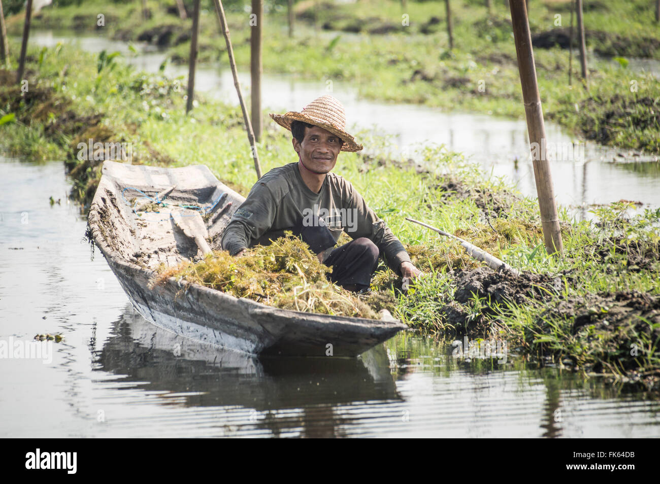 Landwirte in den schwimmenden Gärten am Inle-See, in der Nähe von Nyaungshwe, Shan State in Myanmar (Burma), Asien Stockfoto