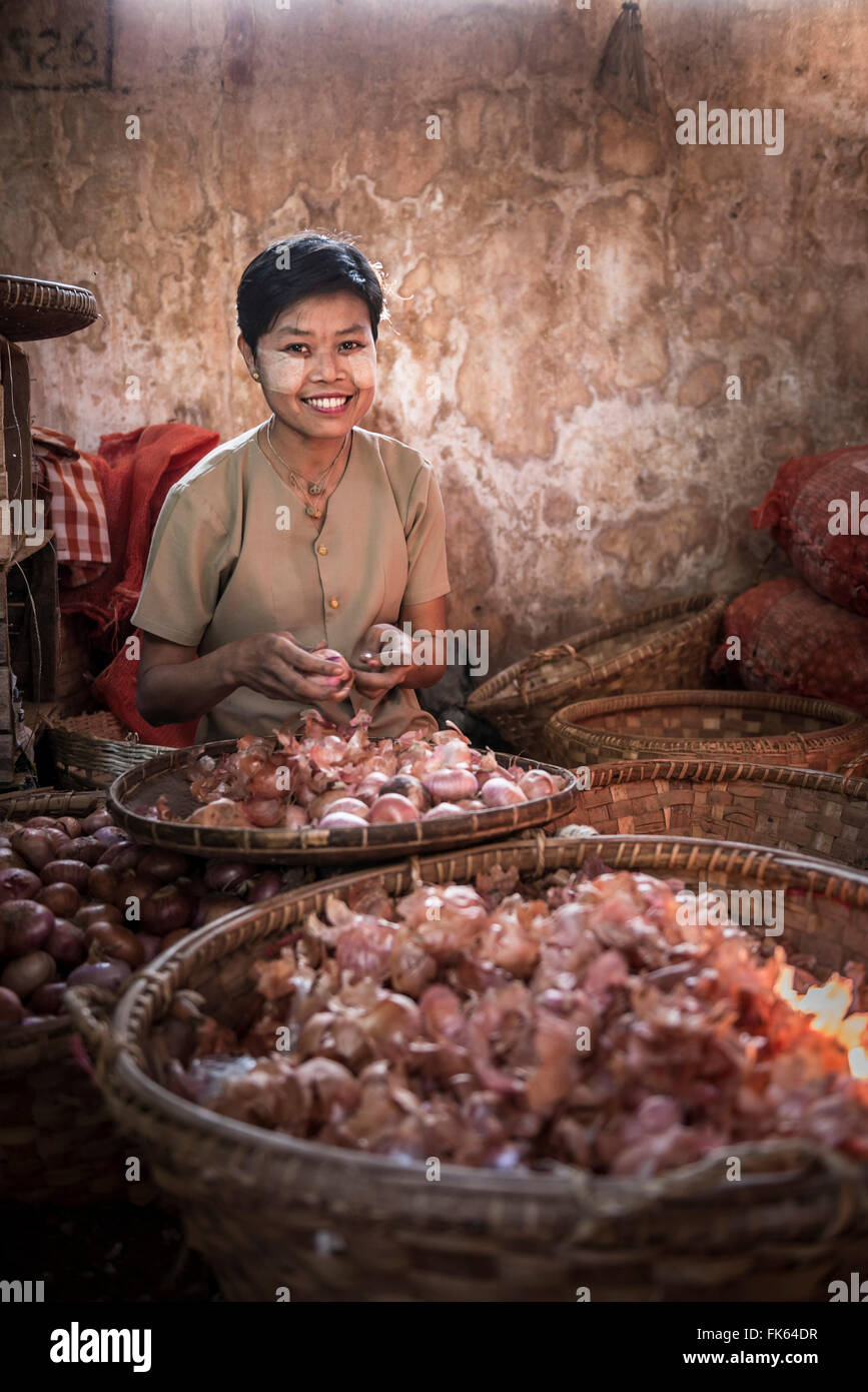 Hsipaw Markt, Portrait einer Frau schälen Zwiebeln, Shan State in Myanmar (Burma), Asien Stockfoto