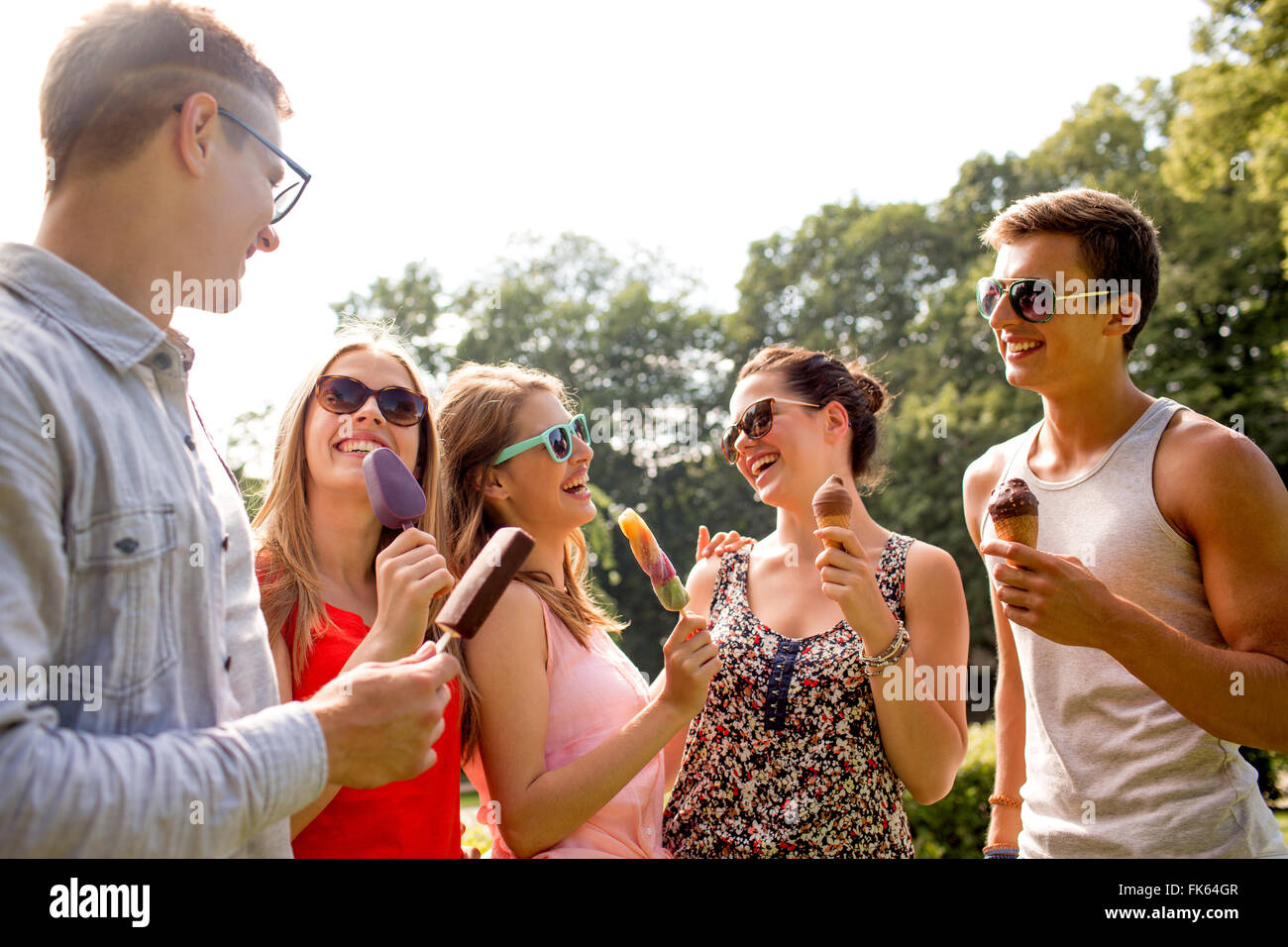 Gruppe von lächelnden Freunde mit Eis im freien Stockfoto