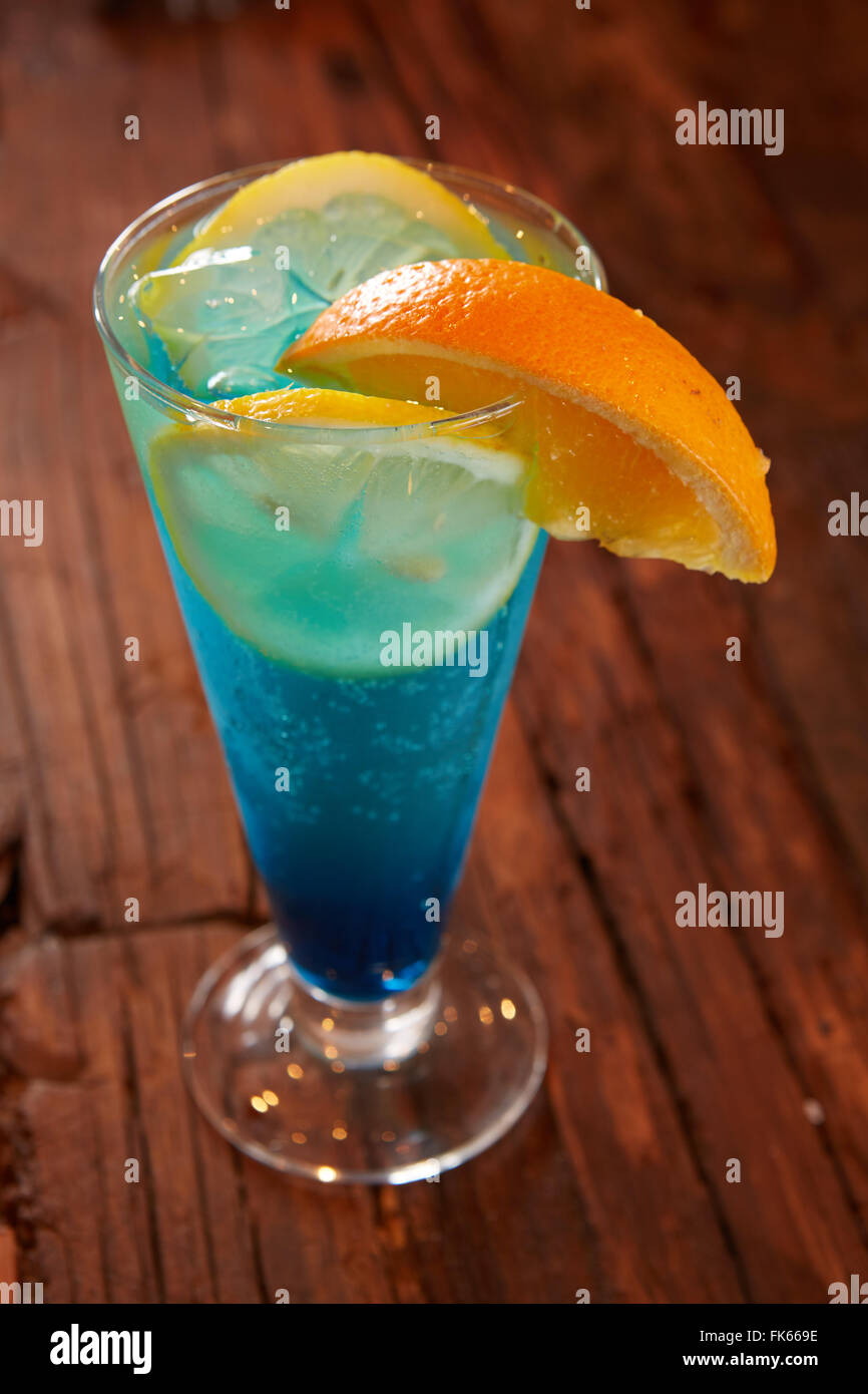 Frischen Cocktail mit blue Curaçao Stockfoto