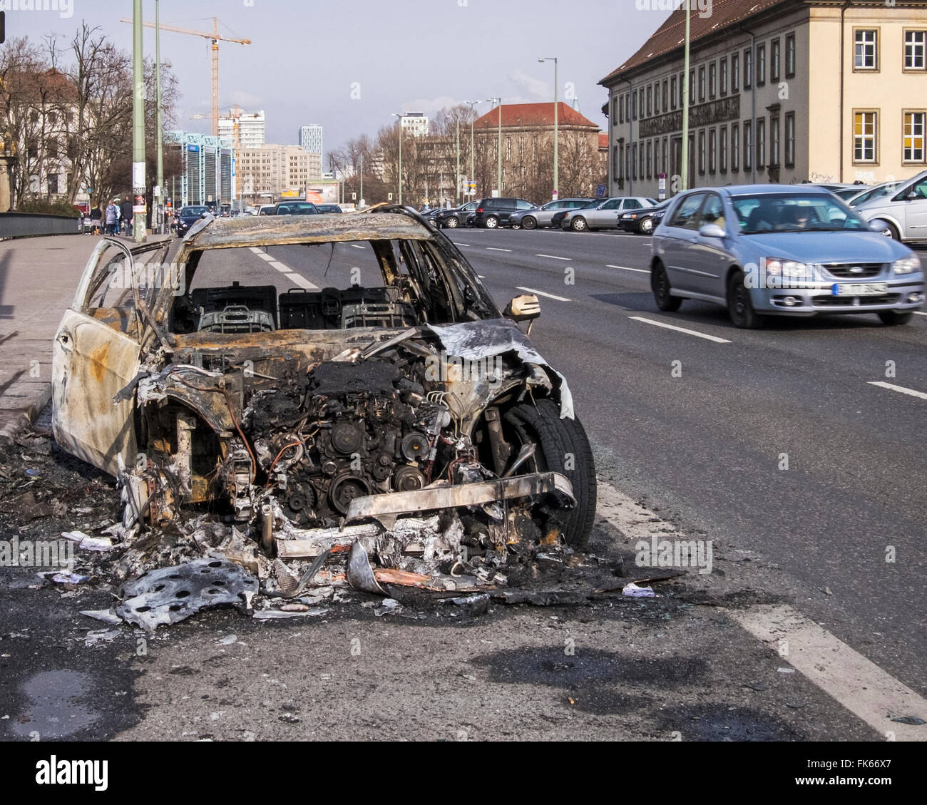 Ausgebrannt, Feuer beschädigt Autowrack auf Berliner Straße Stockfoto