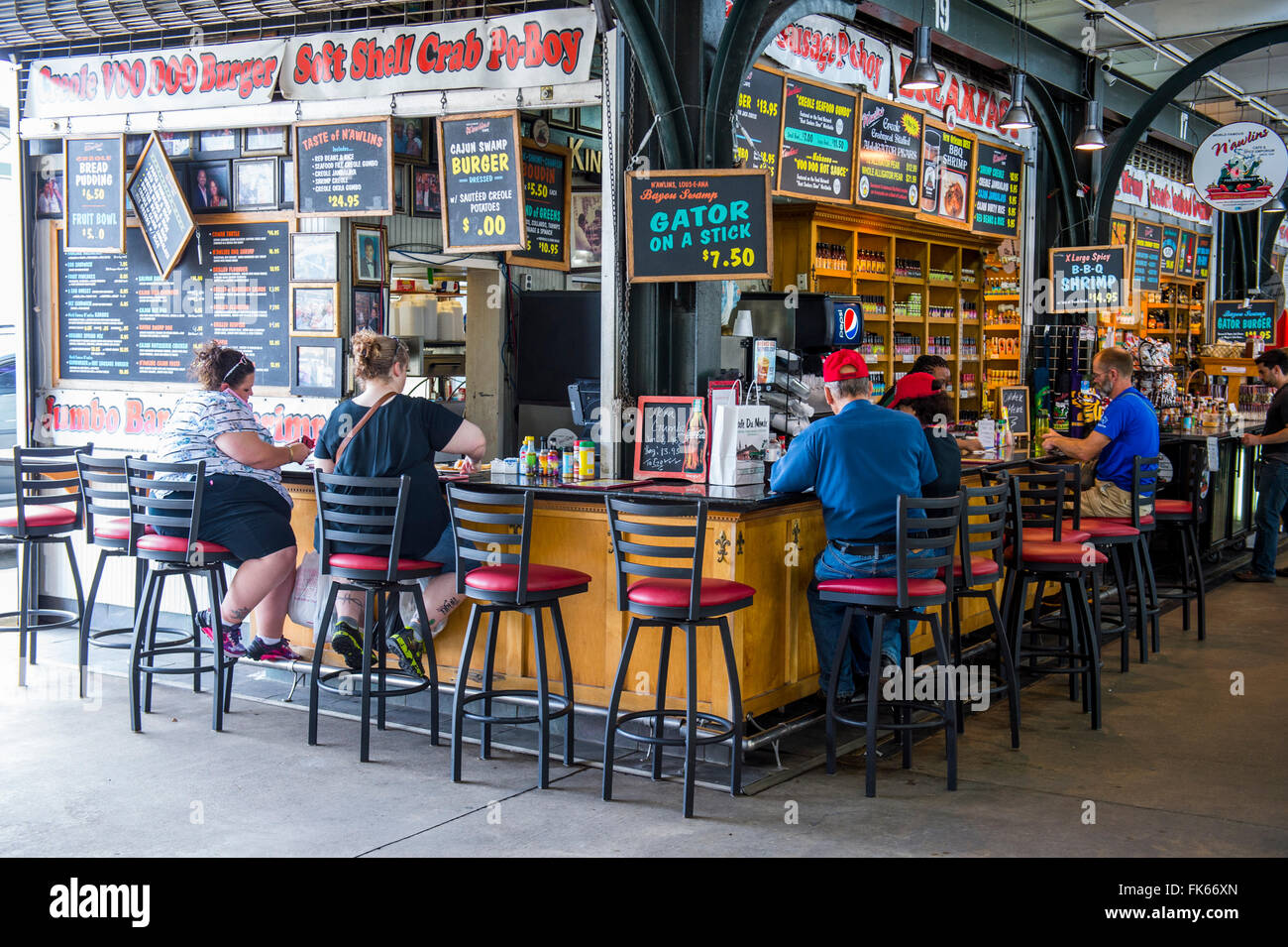 Street Bar auf dem französischen Markt, New Orleans, Louisiana, Vereinigte Staaten von Amerika, Nordamerika Stockfoto