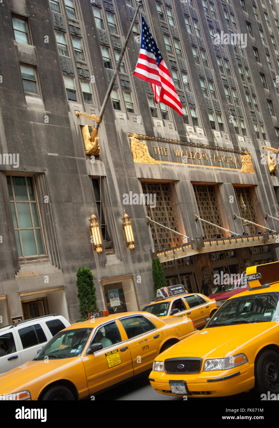 Das Waldorf Astoria Hotel und gelben Taxis, New York, Vereinigte Staaten von Amerika, Nordamerika Stockfoto