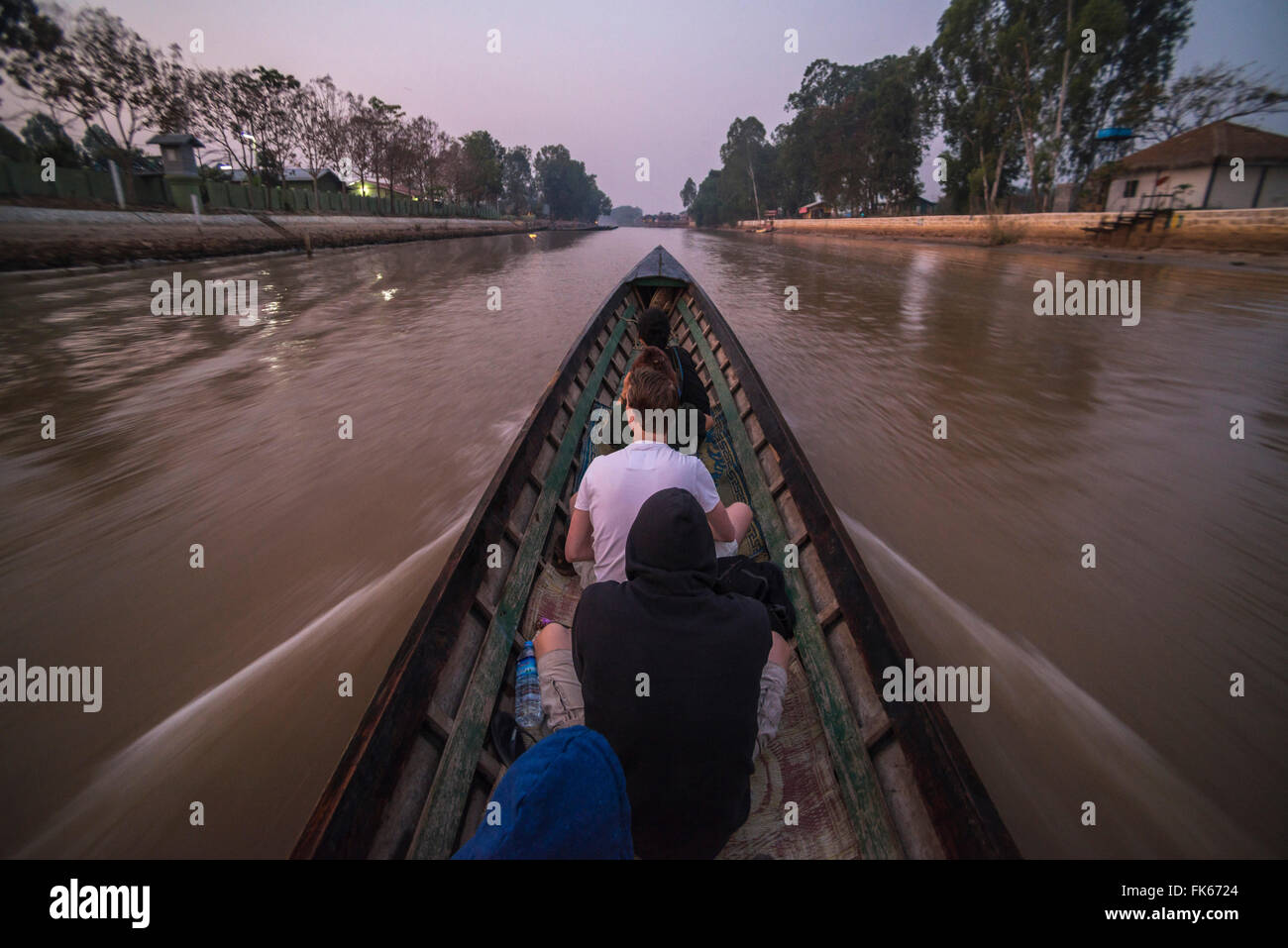 Touristen auf einem Boot am Inle-See, Nyaungshwe, Shan State in Myanmar (Burma), Asien Stockfoto
