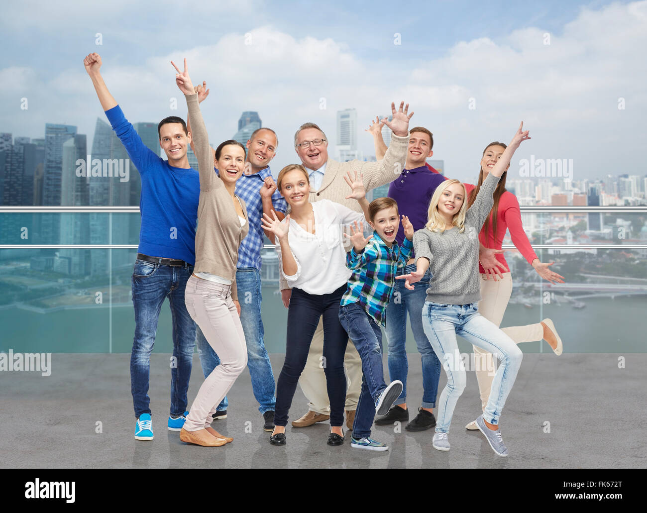 glückliche Menschen, die Spaß in der Stadt am Wasser Stockfoto