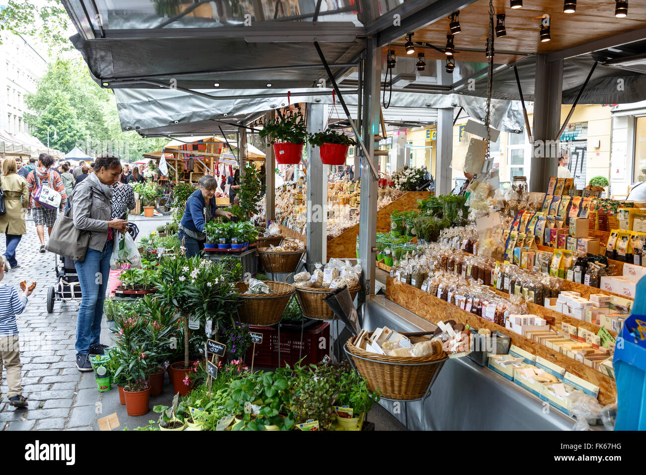 Wochenmarkt (Bauernmarkt) am Kollwitzplatz, Prenzlauer Berg, Berlin, Deutschland, Europa Stockfoto