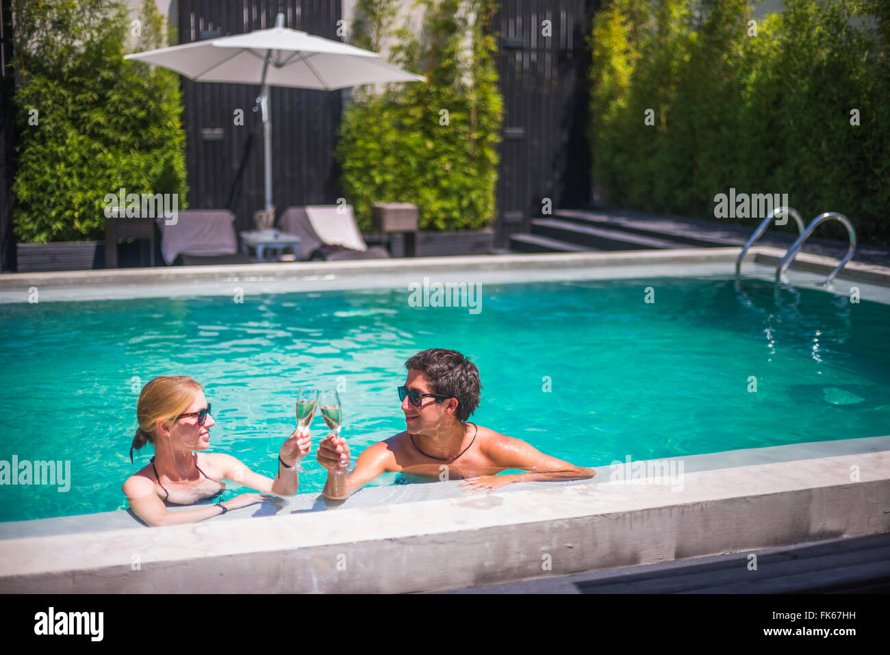 Paar im Urlaub, mit Champagner in ein Schwimmbad, Santiago, Chile, Südamerika Stockfoto