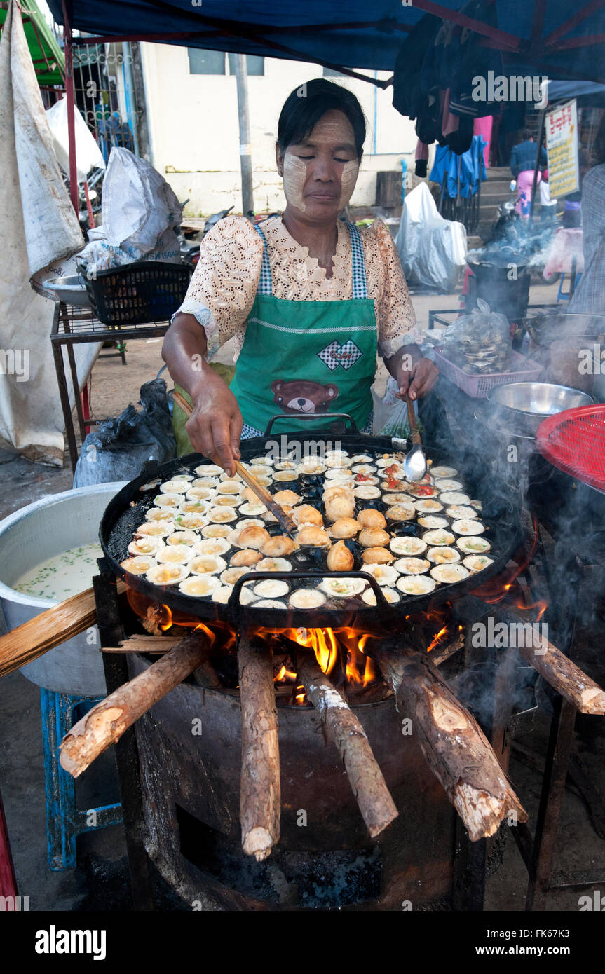 Frau Braten kleine Kichererbsen und Wachteln Ei Krapfen auf einem Straßenmarkt Imbissstand in Pyin Oo Lwyn, Mandalay-Division, Myanmar Stockfoto