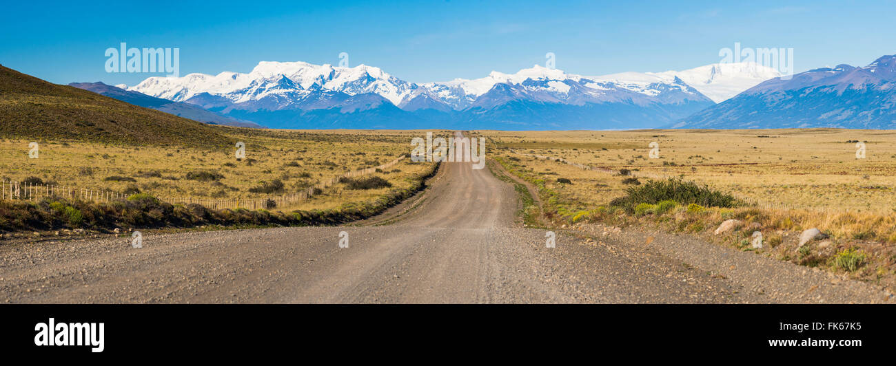 Langer, gerader Weg zum Glaciar Perito Moreno, El Calafate, Patagonien, Argentinien, Südamerika Stockfoto