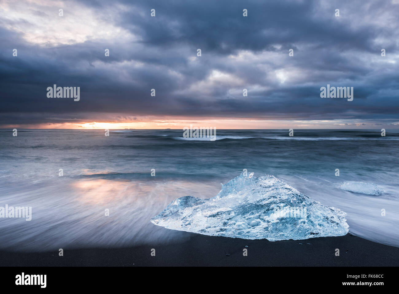 Eisberg bei Sonnenaufgang am Jökulsárlón Strand, einem schwarzen vulkanischen Sandstrand in South East Island, Island, Polarregionen Stockfoto