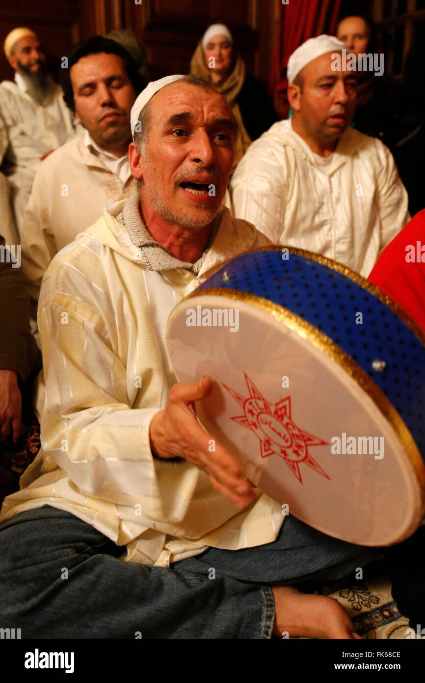 Alawi Sufi Moslems singt und spielt Schlagzeug, Nandy, Seine-et-Marne, Frankreich, Europa Stockfoto