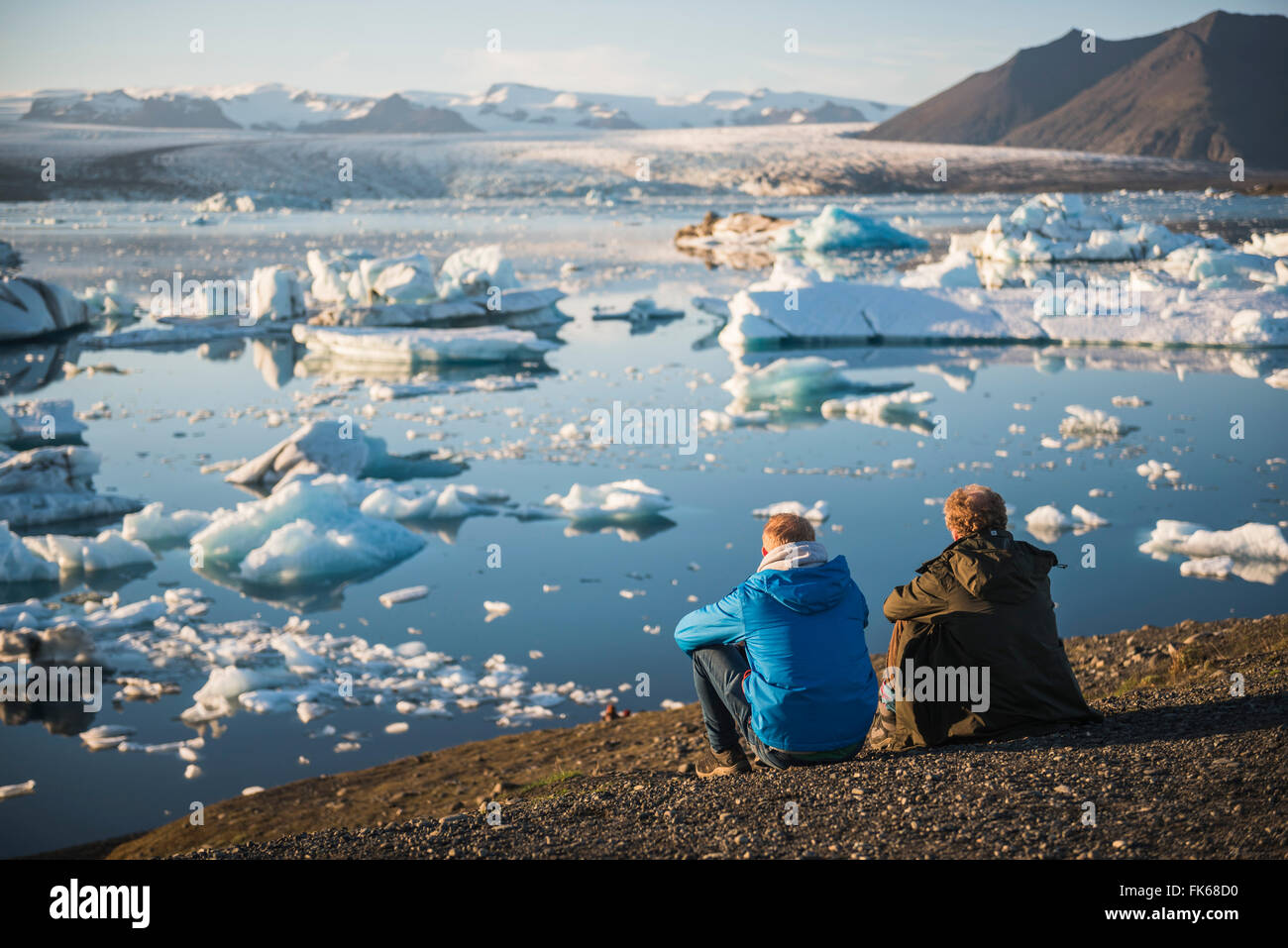 Vater und Sohn im Urlaub an die Gletscherlagune Jökulsárlón bei Sonnenuntergang, South East Island, Island, Polarregionen Stockfoto