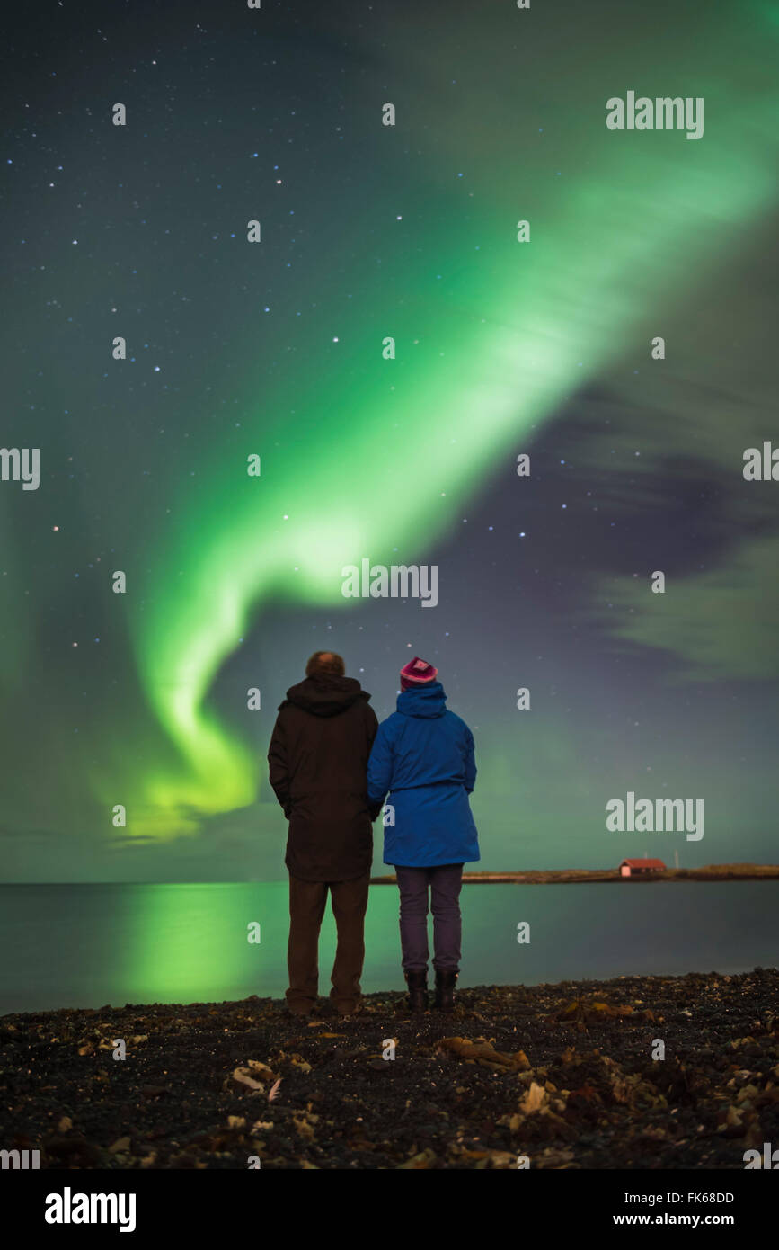 Paar beobachten die Nordlichter (Aurora Borealis), Reykjavik, Iceland, Polarregionen Stockfoto