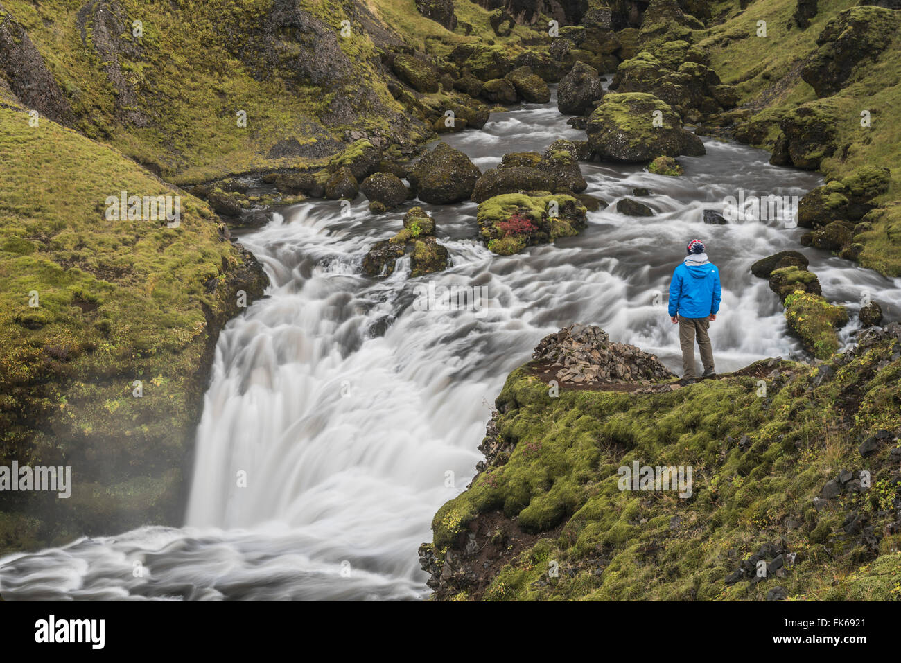 Touristen an einem Wasserfall auf dem Wanderweg über Skogafoss Wasserfall, Skogar, Region Süd (Sudurland), Island, Polarregionen Stockfoto