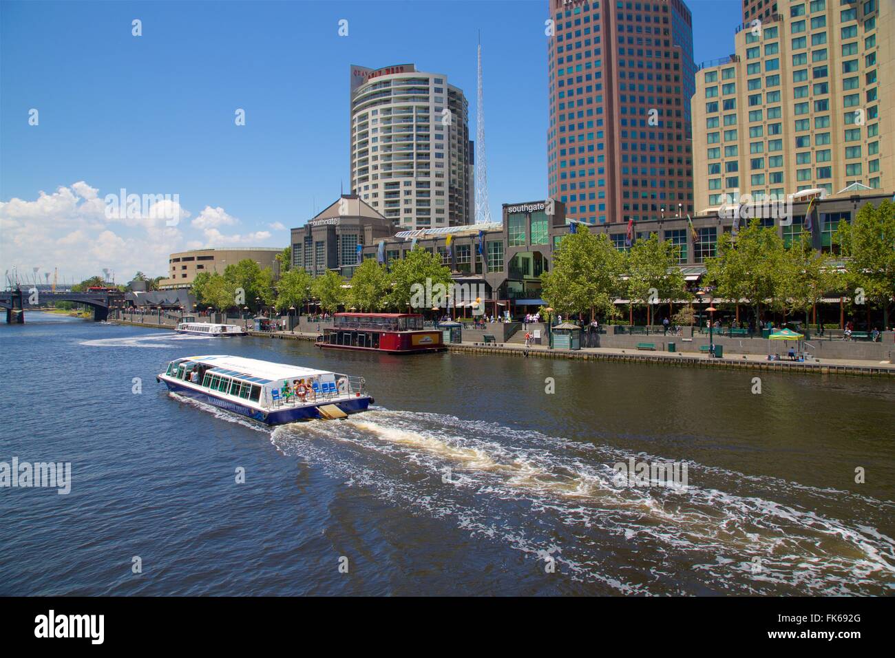 Flusskreuzfahrt auf dem Yarra River und die Skyline der Stadt, Melbourne, Victoria, Australien, Pazifik Stockfoto