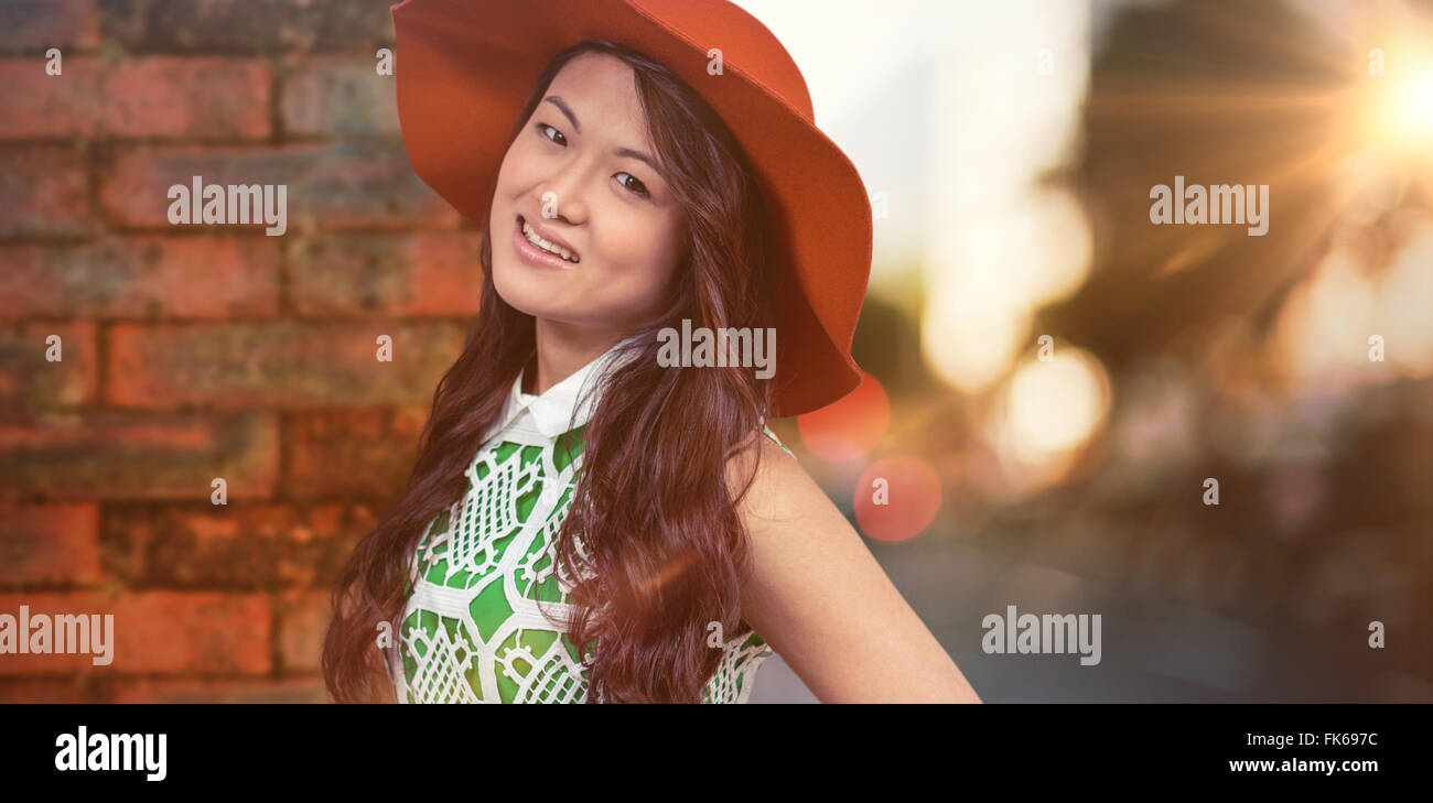 Zusammengesetztes Bild asiatische Frau mit Hut, posiert für die Kamera Stockfoto