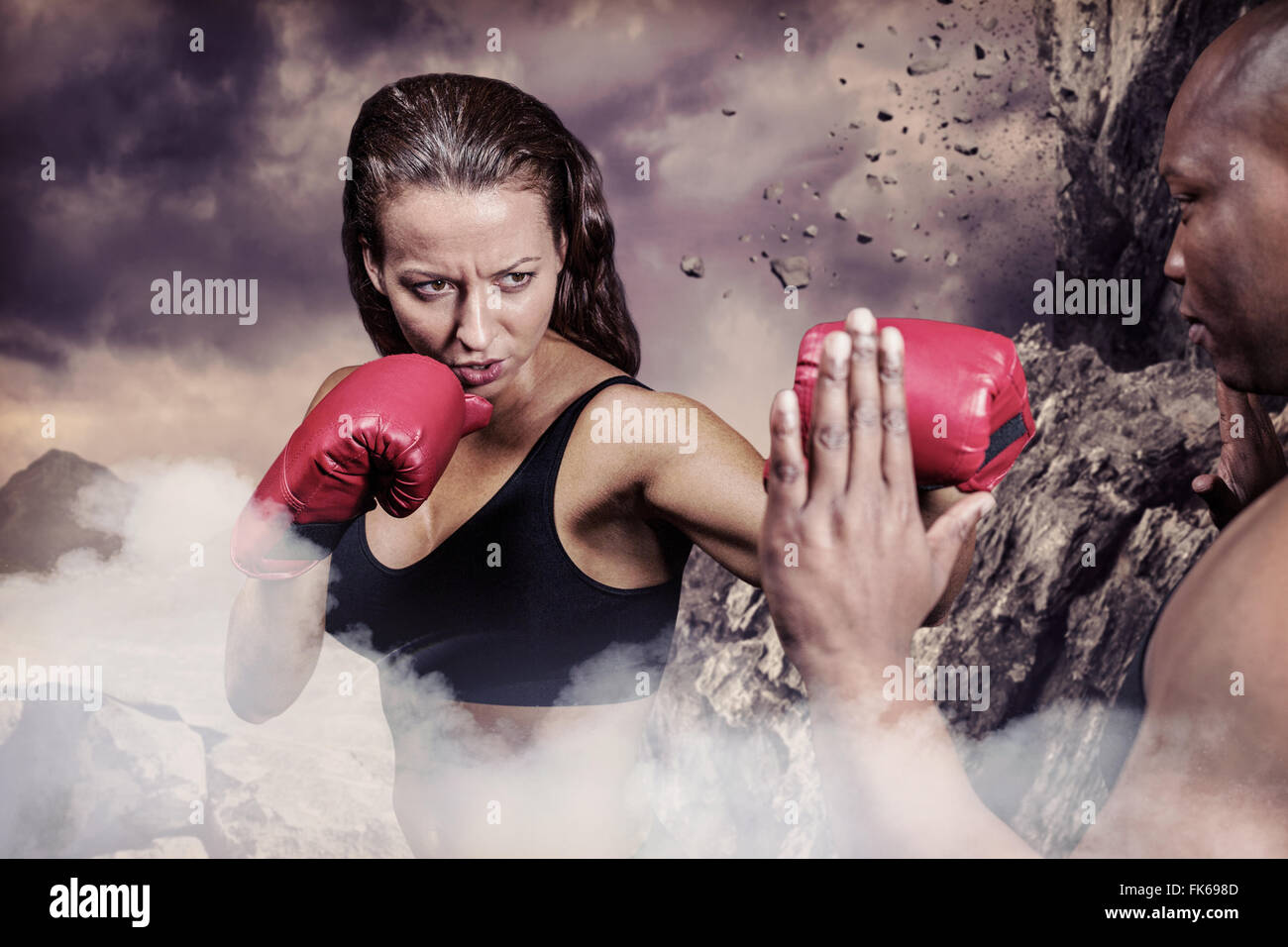 Zusammengesetztes Bild der Boxerin üben mit trainer Stockfoto