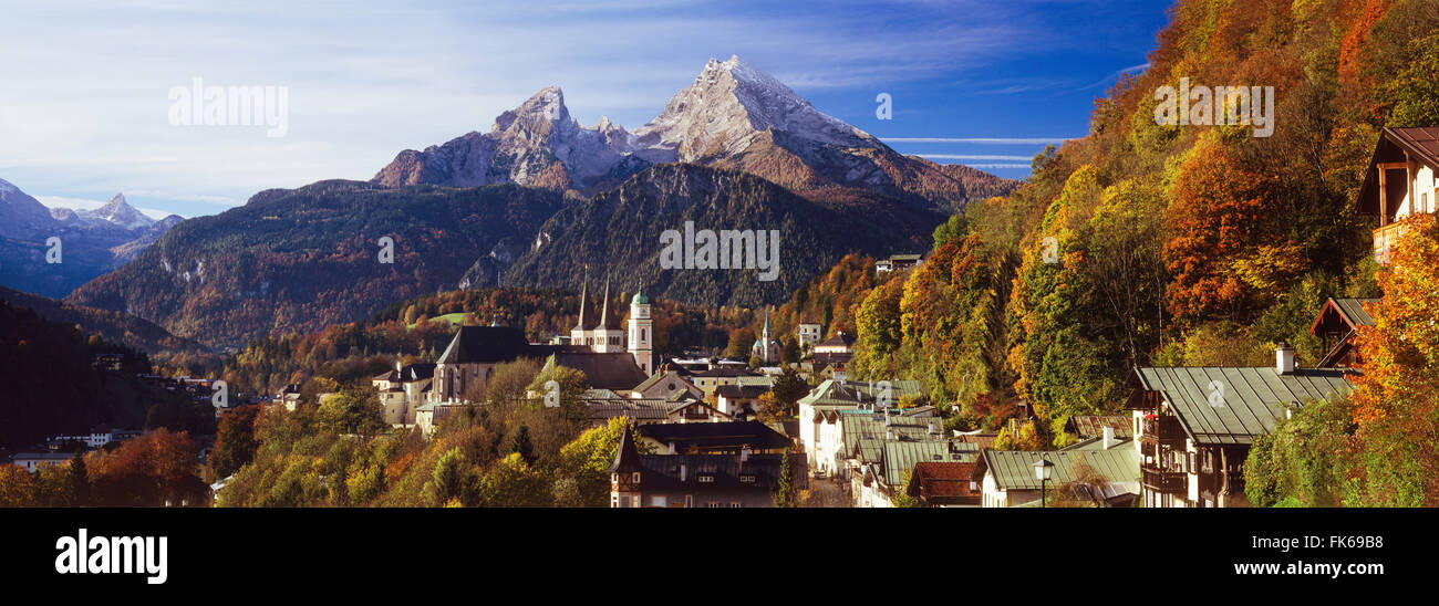 Überblick über Berchtesgaden und den Watzmann-Berg im Herbst, Berchtesgaden, Bayern, Deutschland, Europa Stockfoto