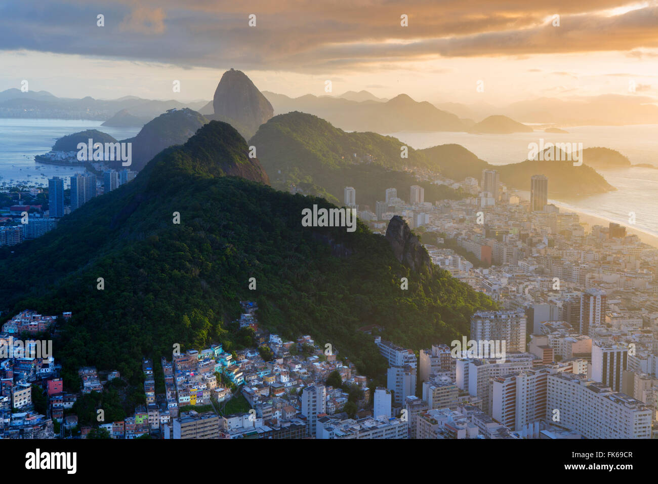 Blick auf den Zuckerhut, Sao Joao Favela, Guanabara-Bucht, den Atlantik und die Berge von Rio und Niteroi, Rio De Janeiro Stockfoto