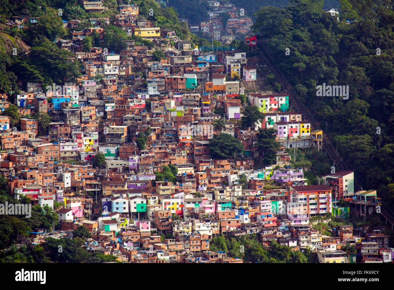 Ansicht der Favela Santa Marta (Slum Gemeinschaft) mit der Standseilbahn, Rio De Janeiro, Brasilien, Südamerika Stockfoto