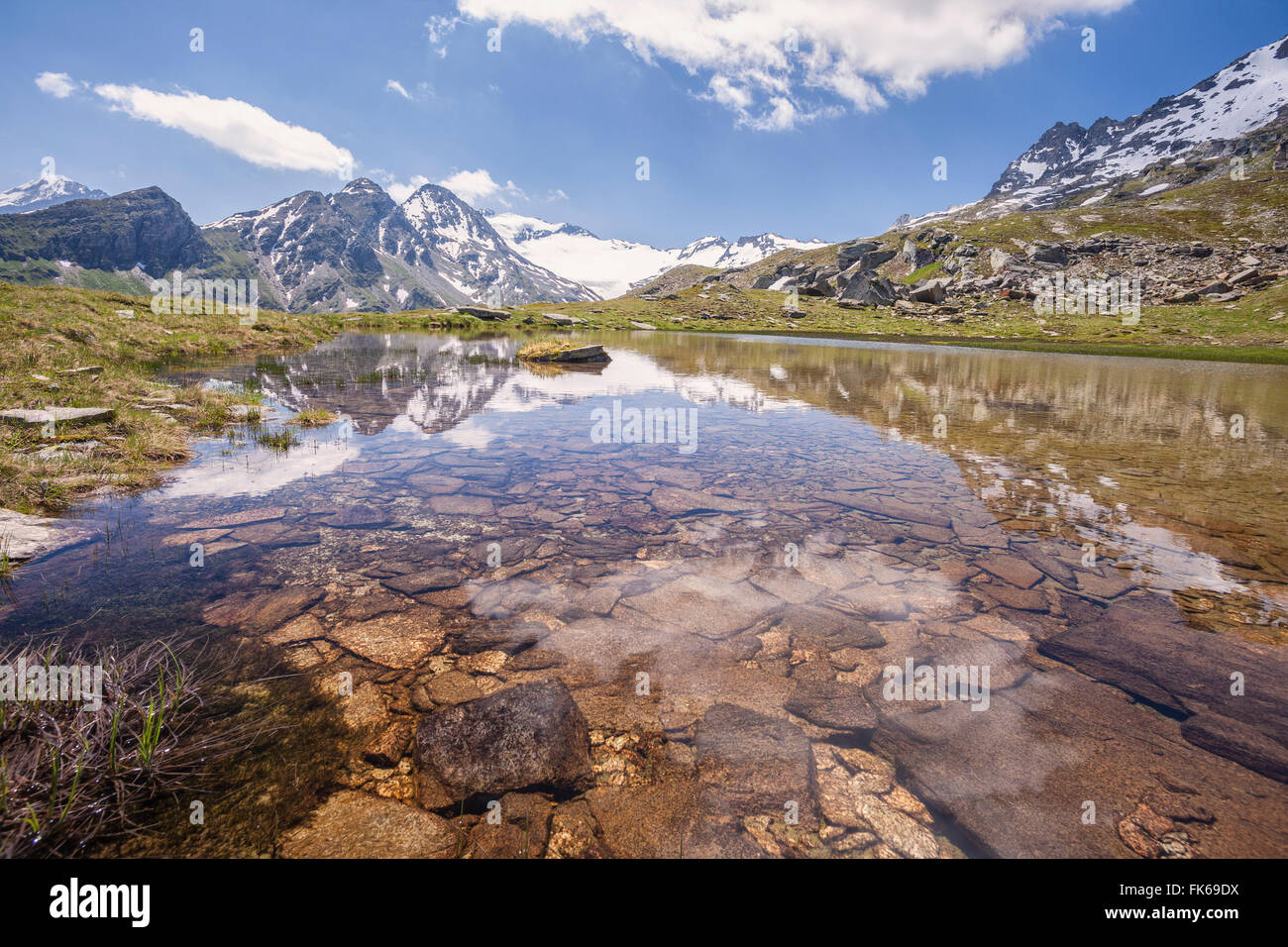 Die schneebedeckten Gipfel spiegeln sich in dem klaren Wasser des Sees Piz La Margna, Fedoz Tal, Engadin, Schweiz, Europa Stockfoto