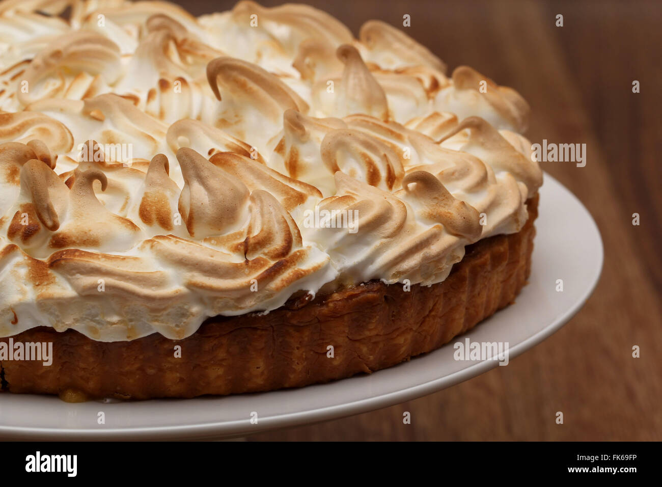 Lemon Meringue Pie auf Servierplatte hautnah Stockfoto