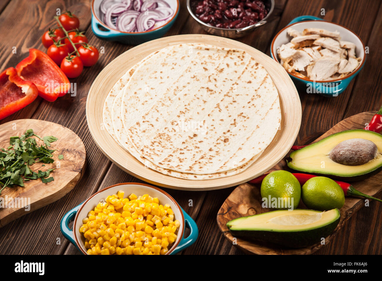 Tortilla mit einer Mischung von Zutaten Stockfoto