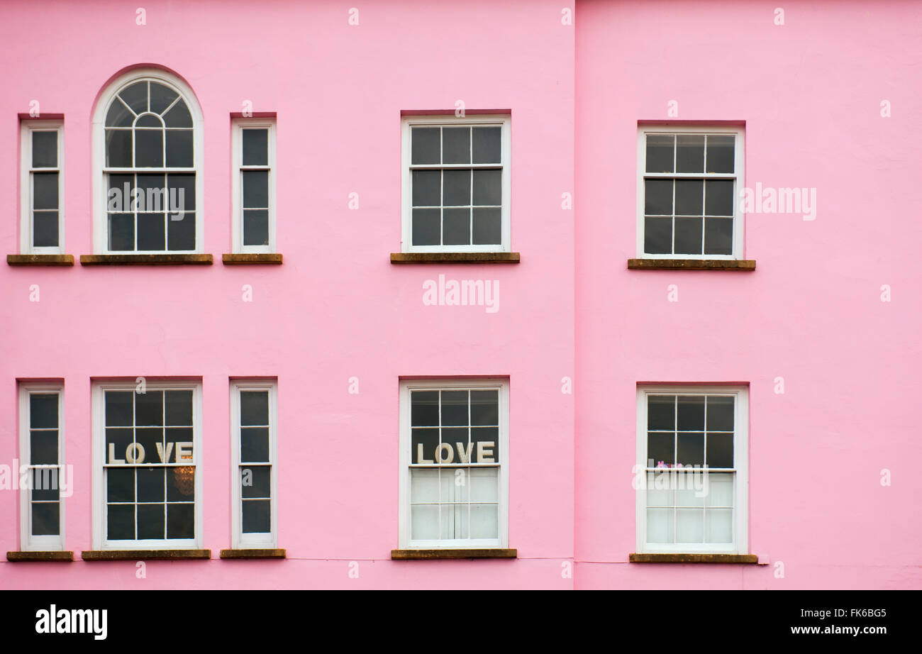 Rosa Haus mit Liebe Zeichen im Fenster, Vereinigtes Königreich, Europa Stockfoto