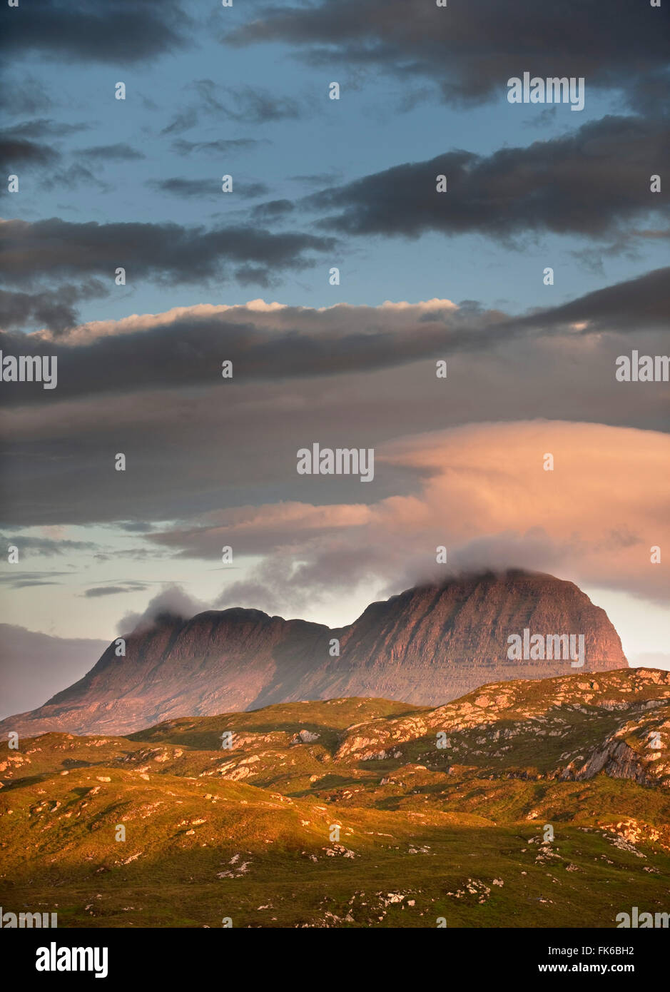 Die klare Form der Stac Pollaidh Berg in Assynt, Sutherland in den Highlands von Schottland, Vereinigtes Königreich, Europa Stockfoto