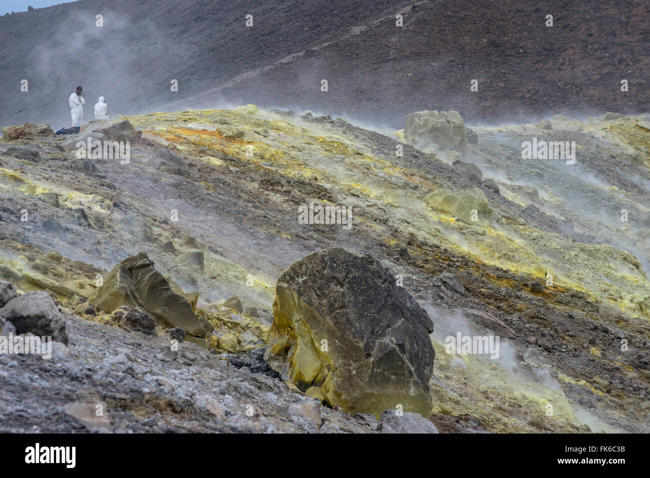Geologen mineralischen Probenentnahme auf Gran Cratere Vulcano Insel Äolischen Inseln, UNESCO, Sizilien, Italien Stockfoto