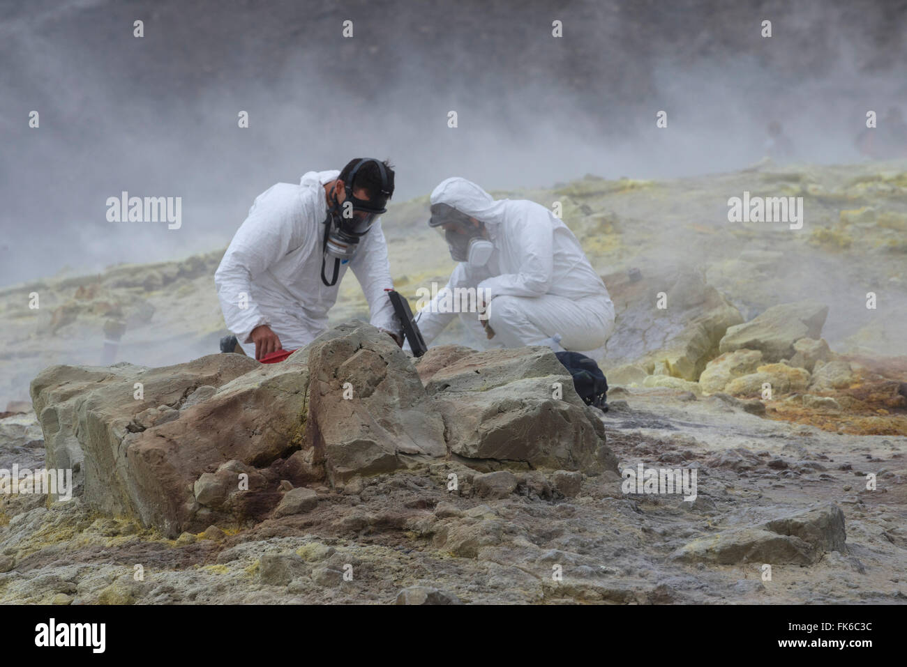 Geologen mineralischen Probenentnahme auf Gran Cratere Vulcano Insel Äolischen Inseln, UNESCO, Sizilien, Italien Stockfoto