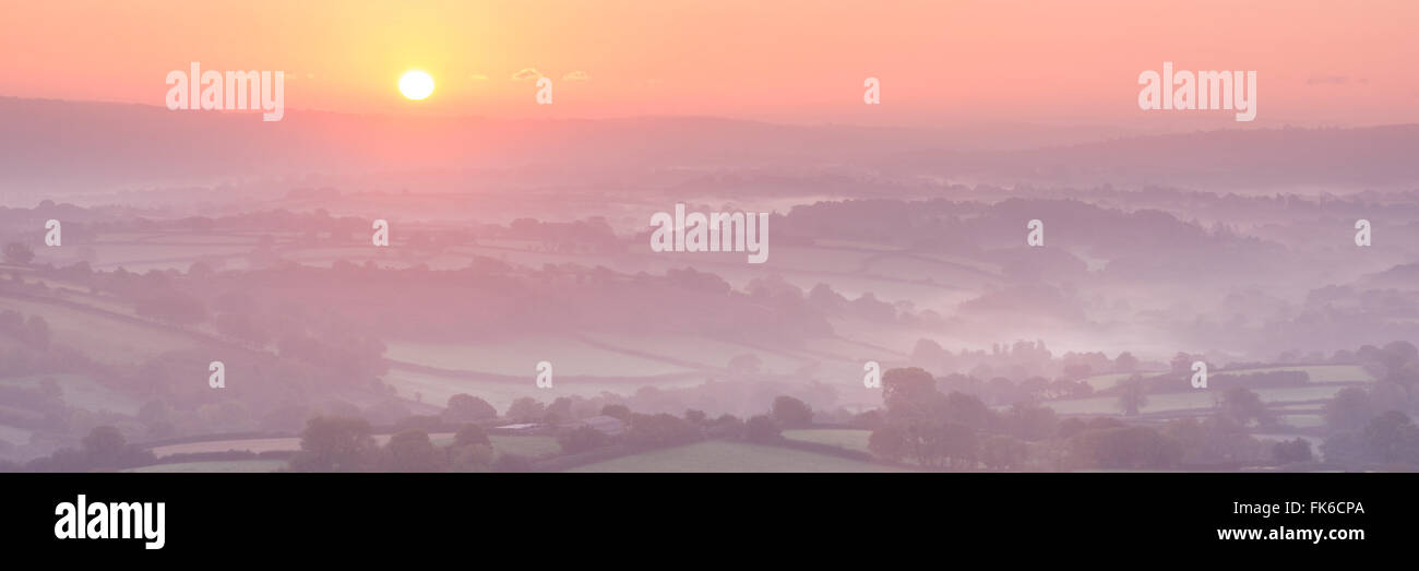 Sonnenaufgang über dem Nebel bedeckt Hügellandschaft, Dartmoor, Devon, England, Vereinigtes Königreich, Europa Stockfoto